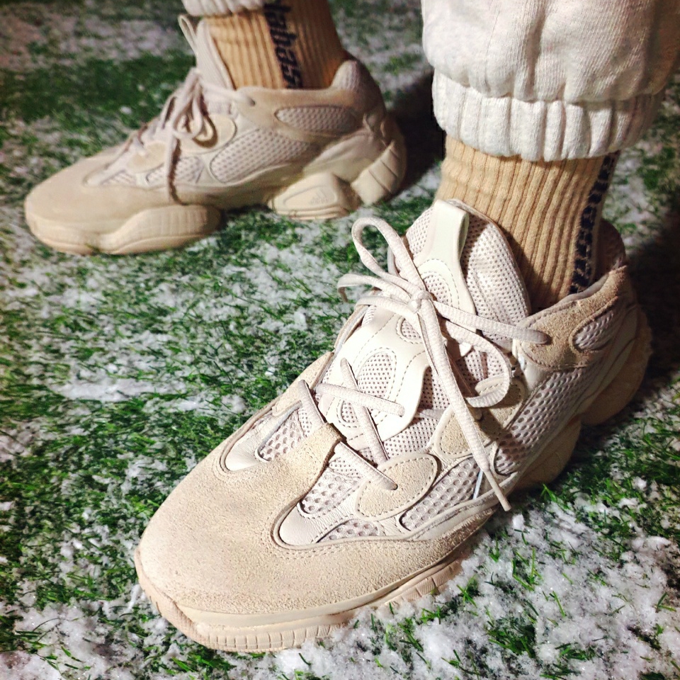 Adidas Yeezy 500 Blush 2018 착용 스타일 - 5