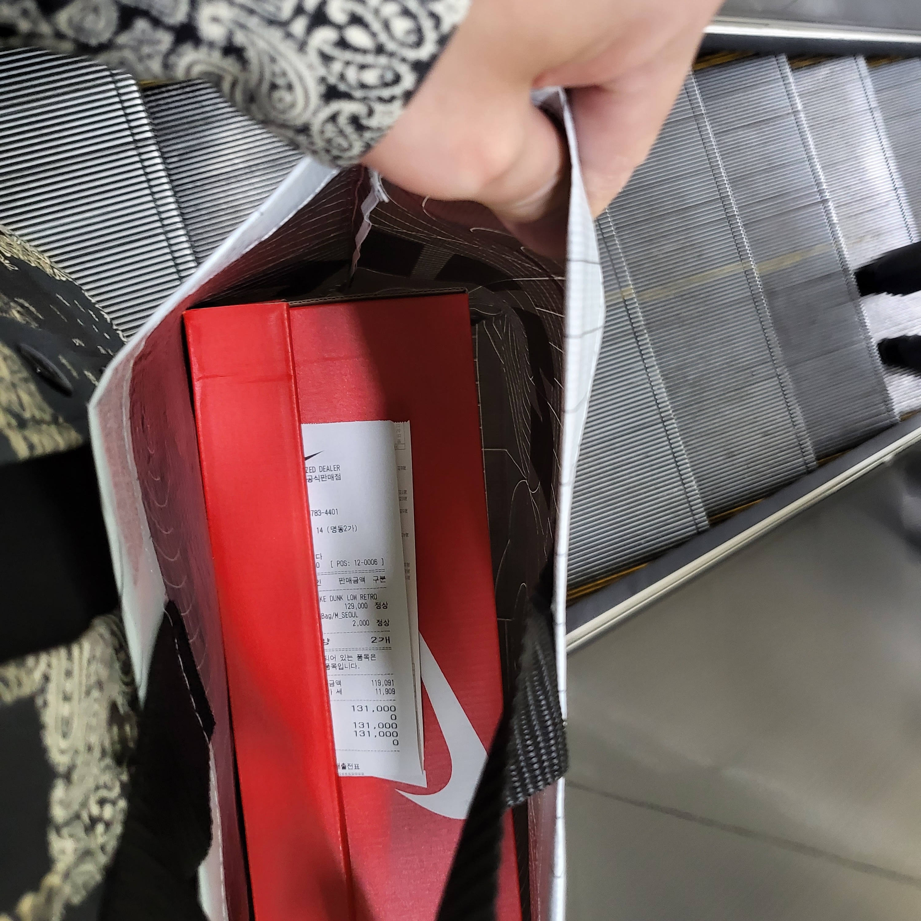 Jordan 1 x Travis Scott x Fragment Retro Low OG SP Military Blue, Nike x Fear of God Warm Up Pants Dust 착용 스타일 - 3