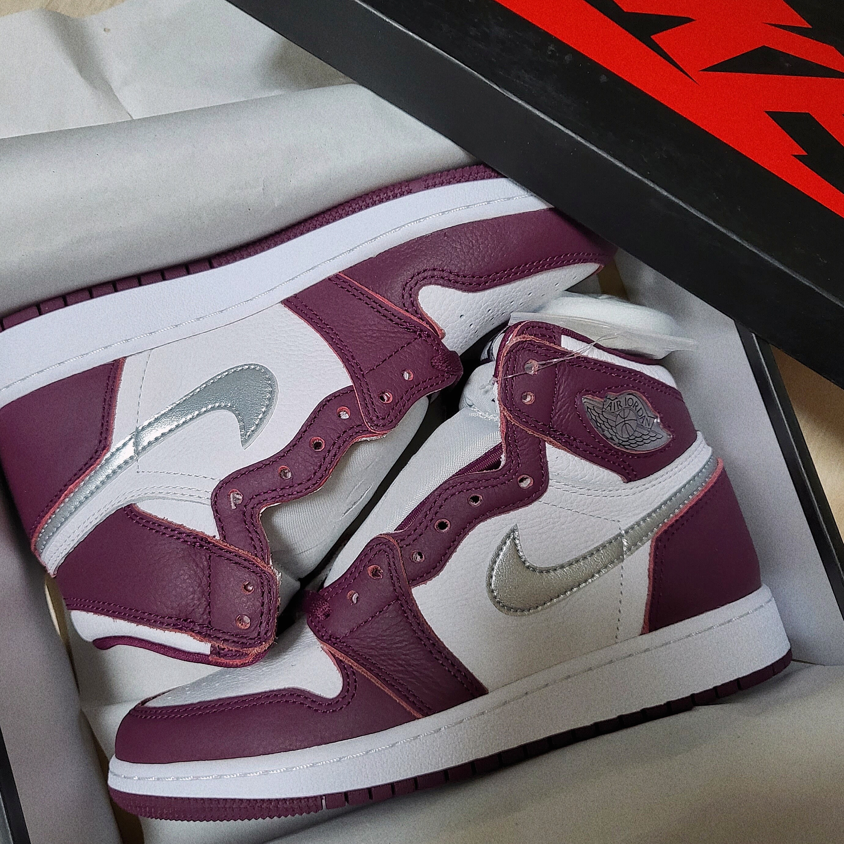 (GS) Jordan 1 Retro High OG Bordeaux, (GS) Jordan 1 Retro High OG Dark Marina Blue 착용 스타일 - 2