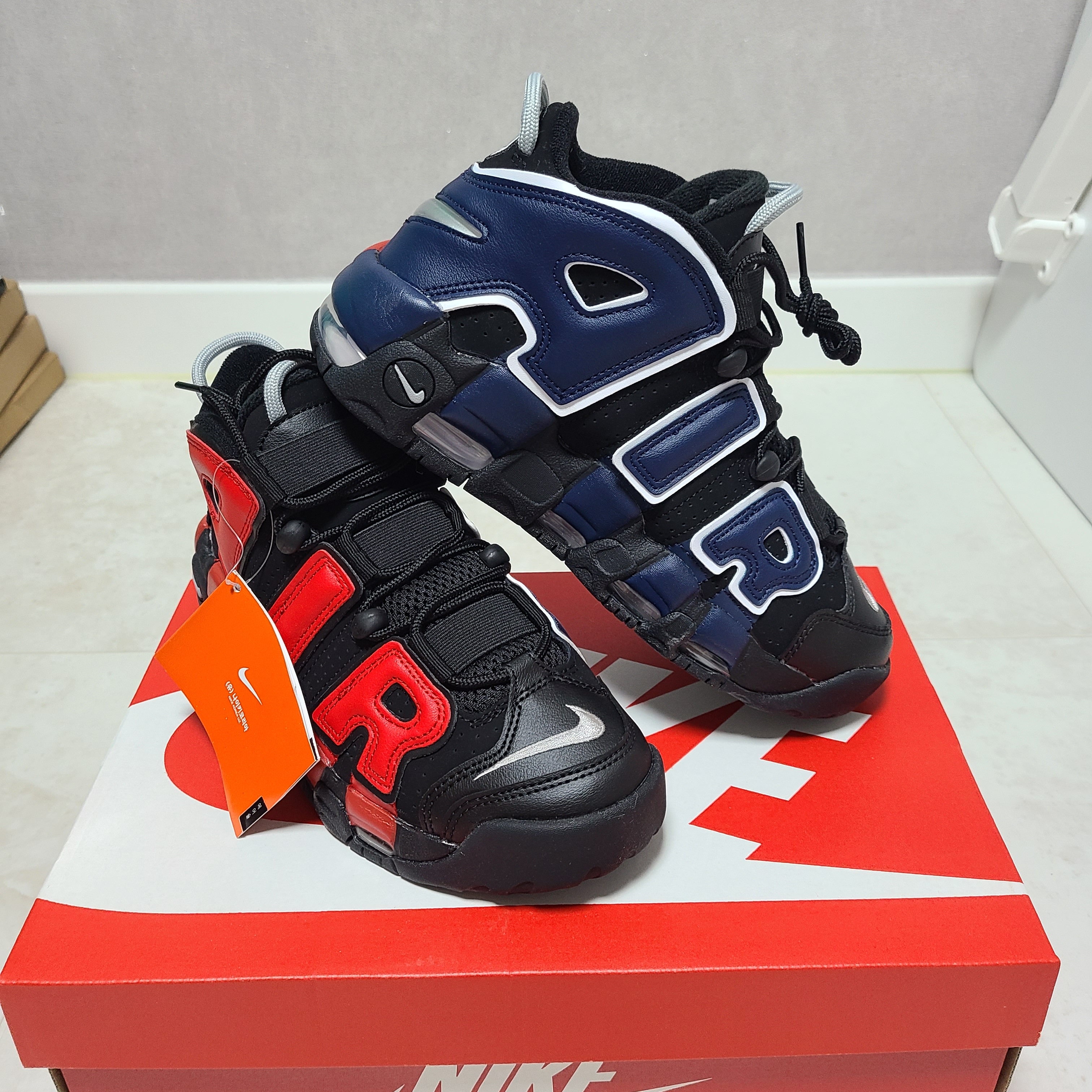 Nike Air More Uptempo 96 Black University Red 착용 스타일 - 1