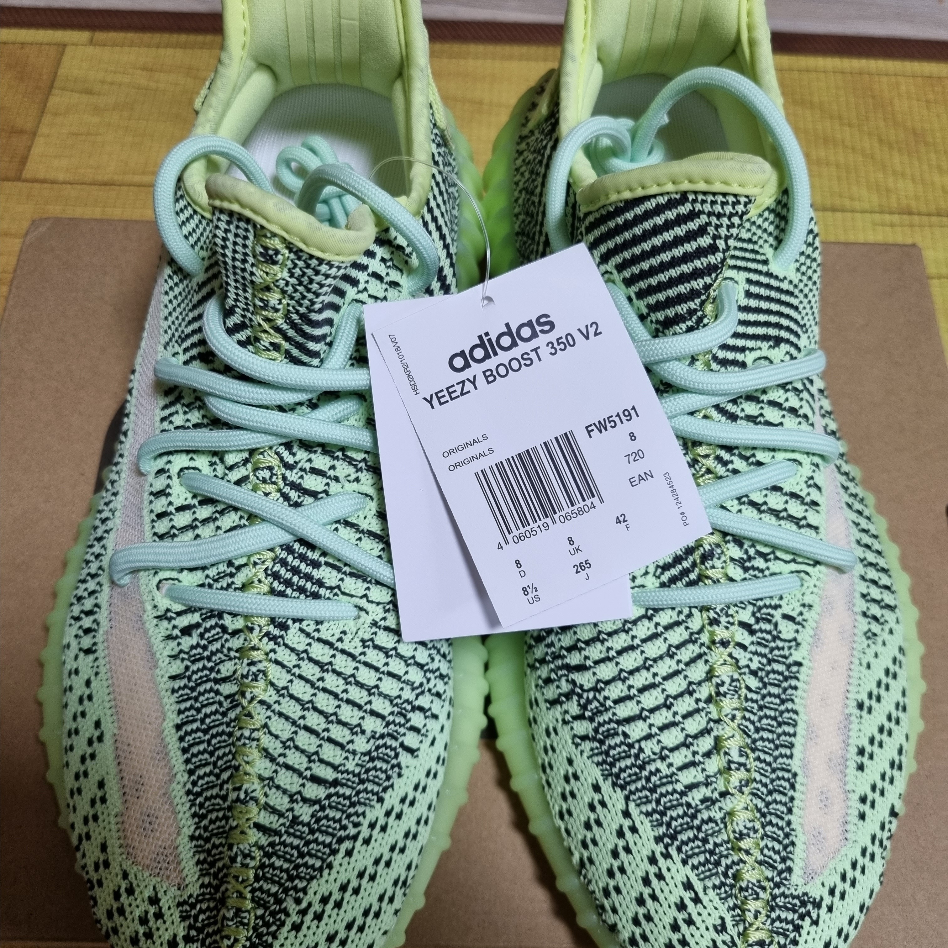 Adidas Yeezy Boost 350 V2 Yeezreel - Non-Reflective 착용 스타일