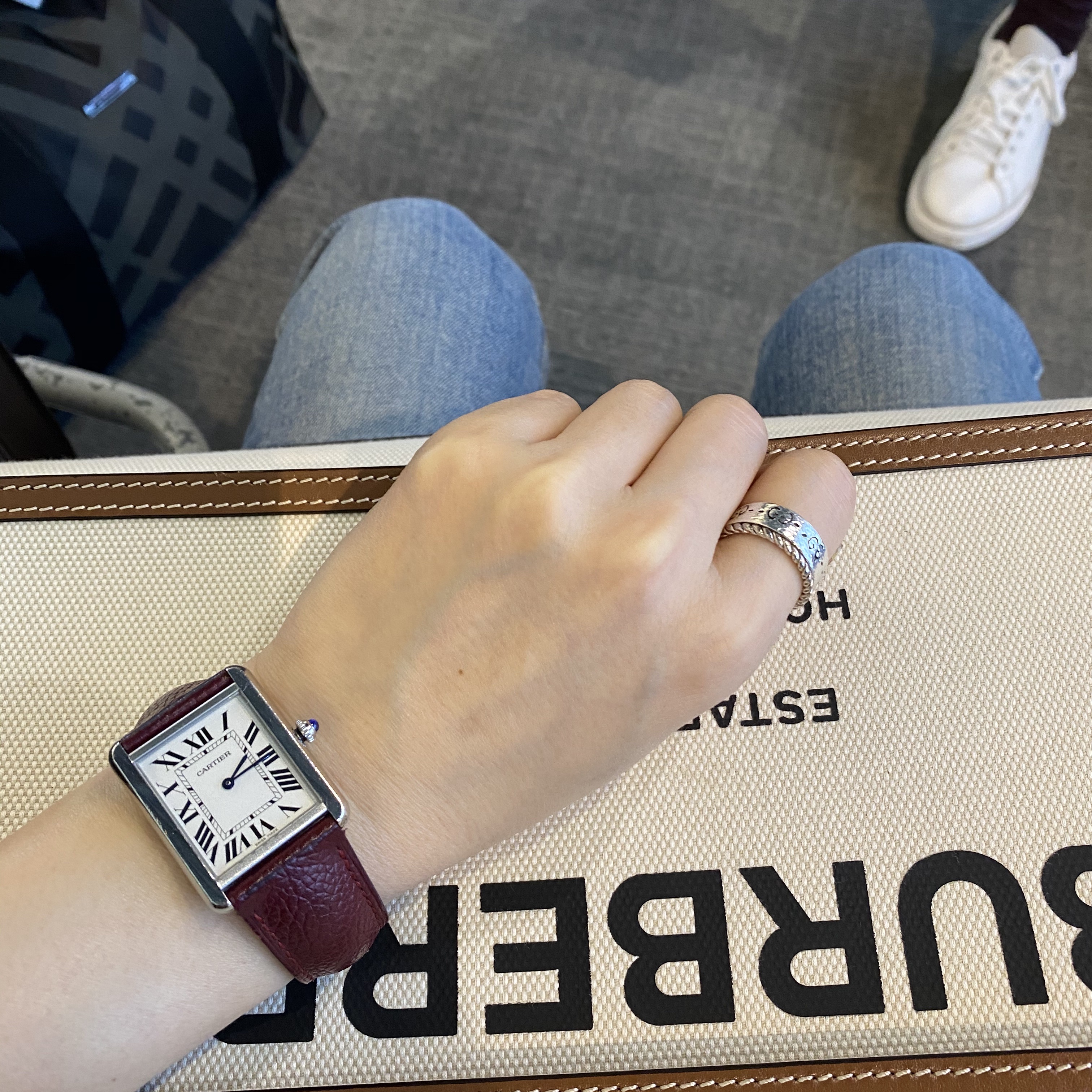 Burberry Mini Two-Tone Canvas and Leather Pocket Bag Natural Malt Brown, Vans Vault OG Old Skool LX Black 착용 스타일 - 4