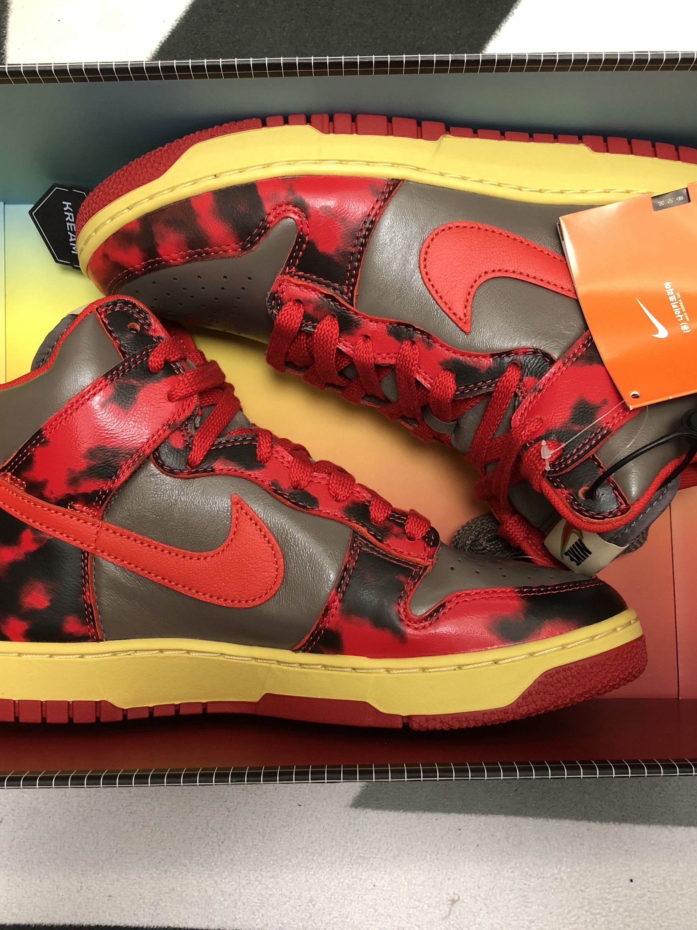 Nike Dunk High 1985 SP Red Acid Wash, Jordan 1 Mid SE Siempre Familia 착용 스타일 - 3