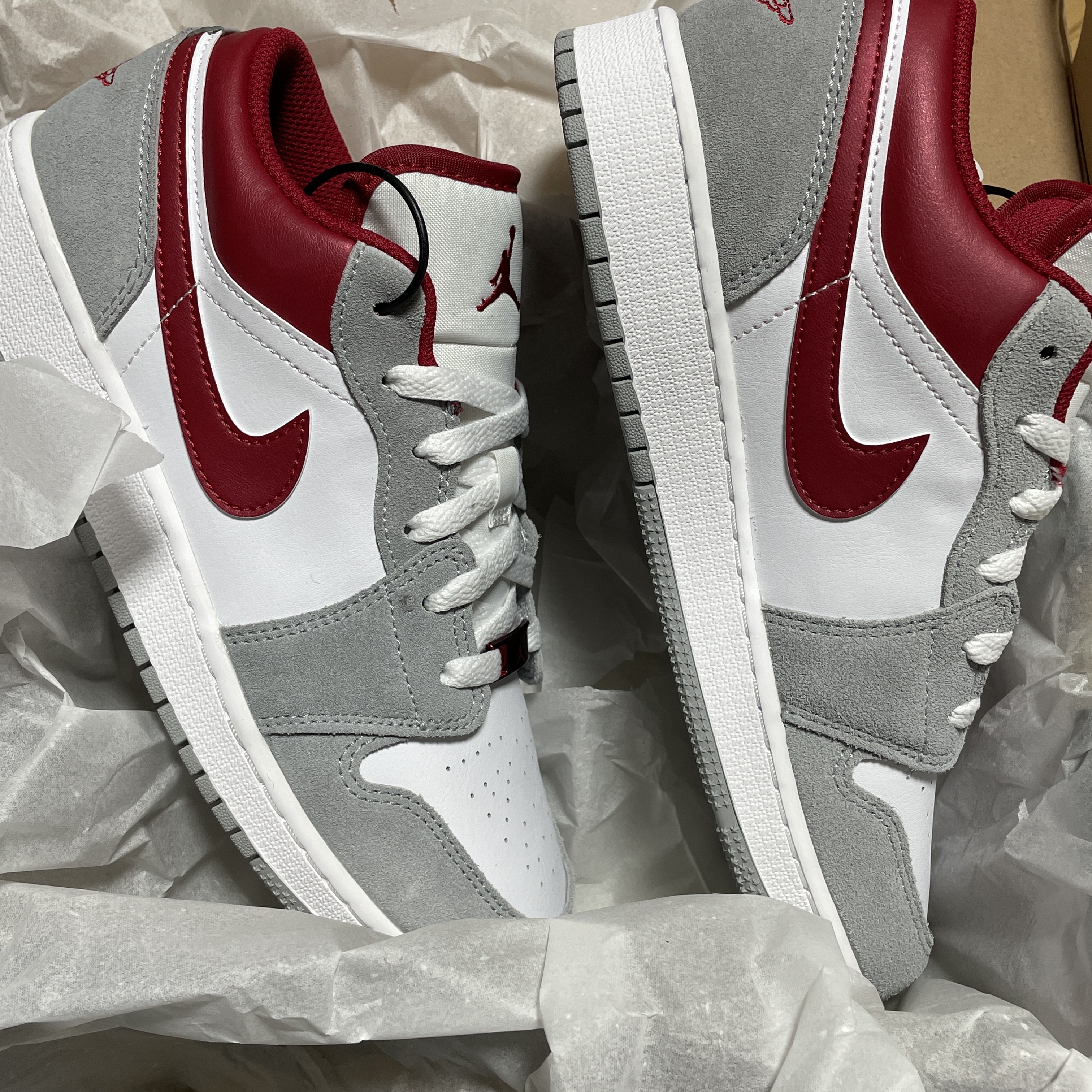 (GS) Jordan 1 Low SE Light Smoke Grey Gym Red 착용 스타일 - 1