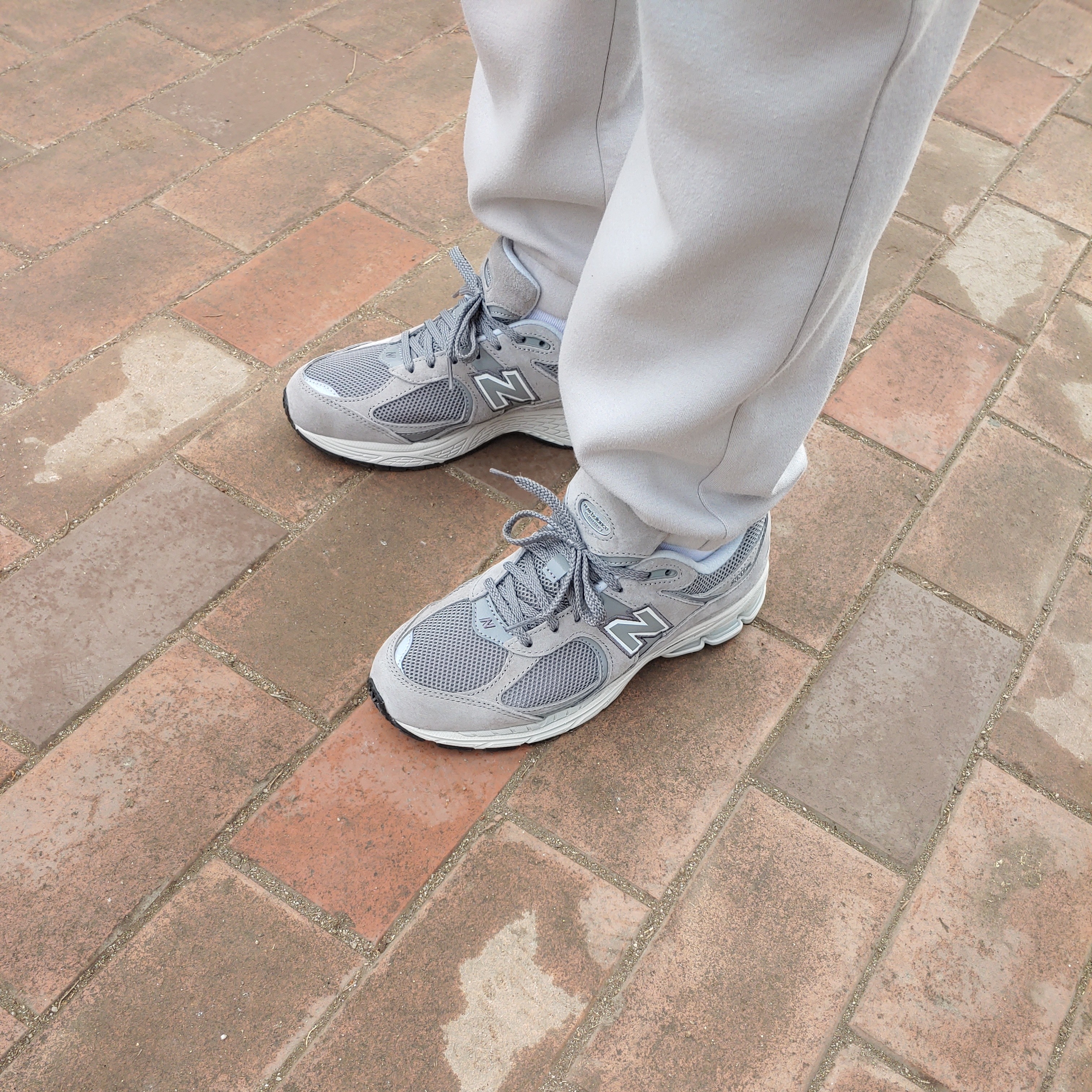 New Balance 2002R Grey 착용 스타일 - 3