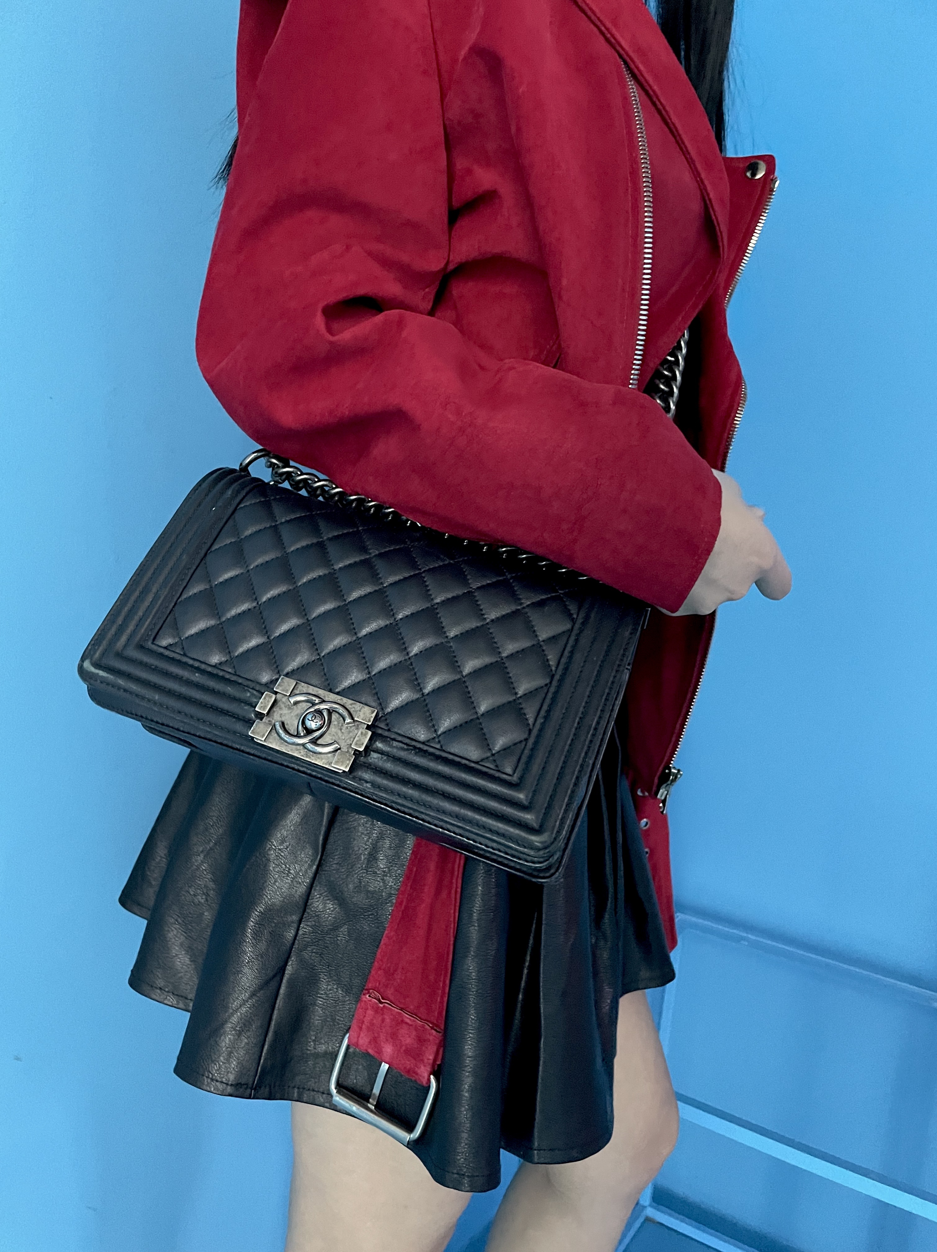 Chanel Medium Boy Chanel Handbag Calfskin & Silver Black, Jordan 1 Mid Gym Red Black White 착용 스타일 - 3