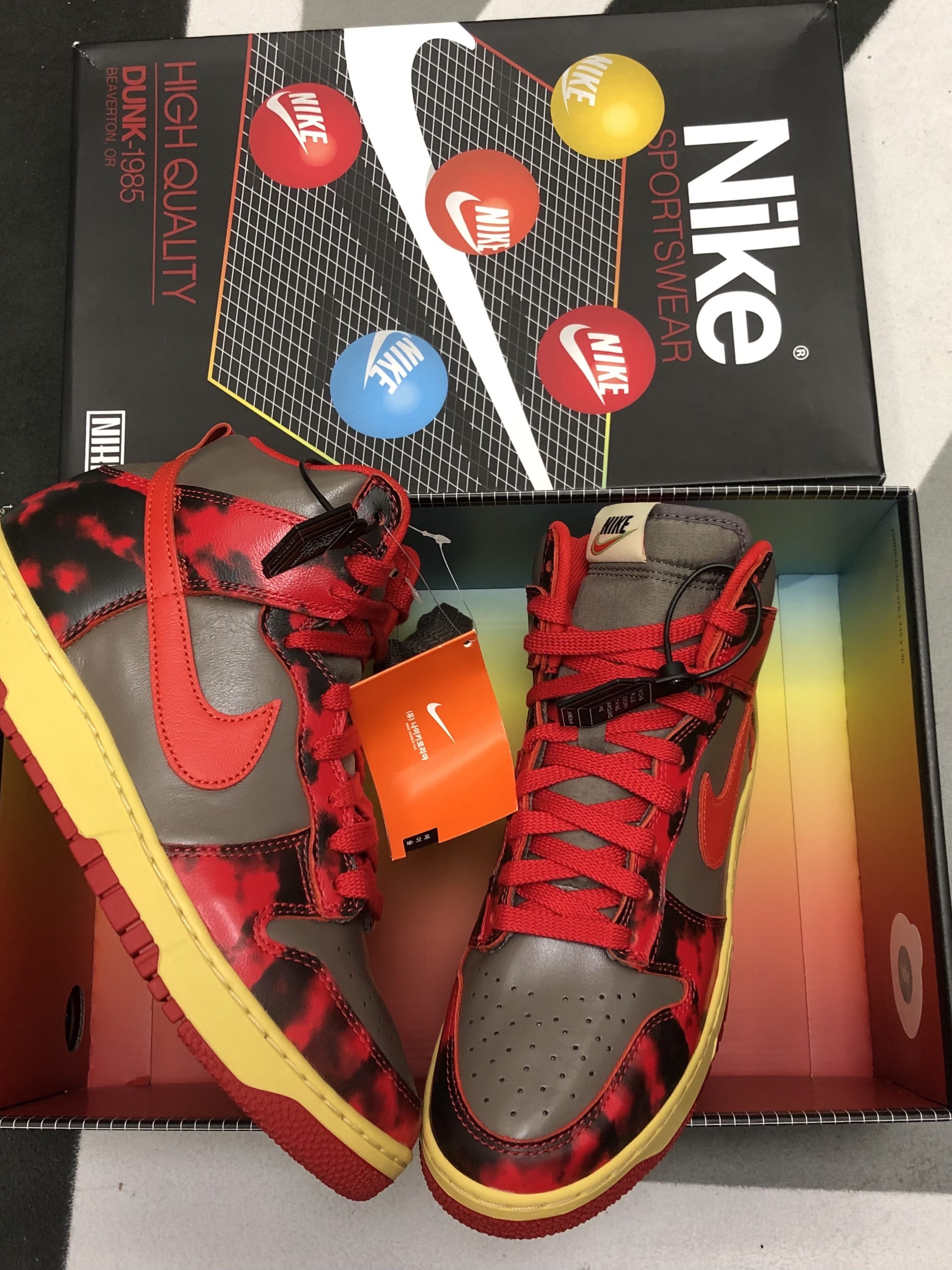 Nike Dunk High 1985 SP Red Acid Wash, Jordan 1 Mid SE Siempre Familia 착용 스타일 - 1