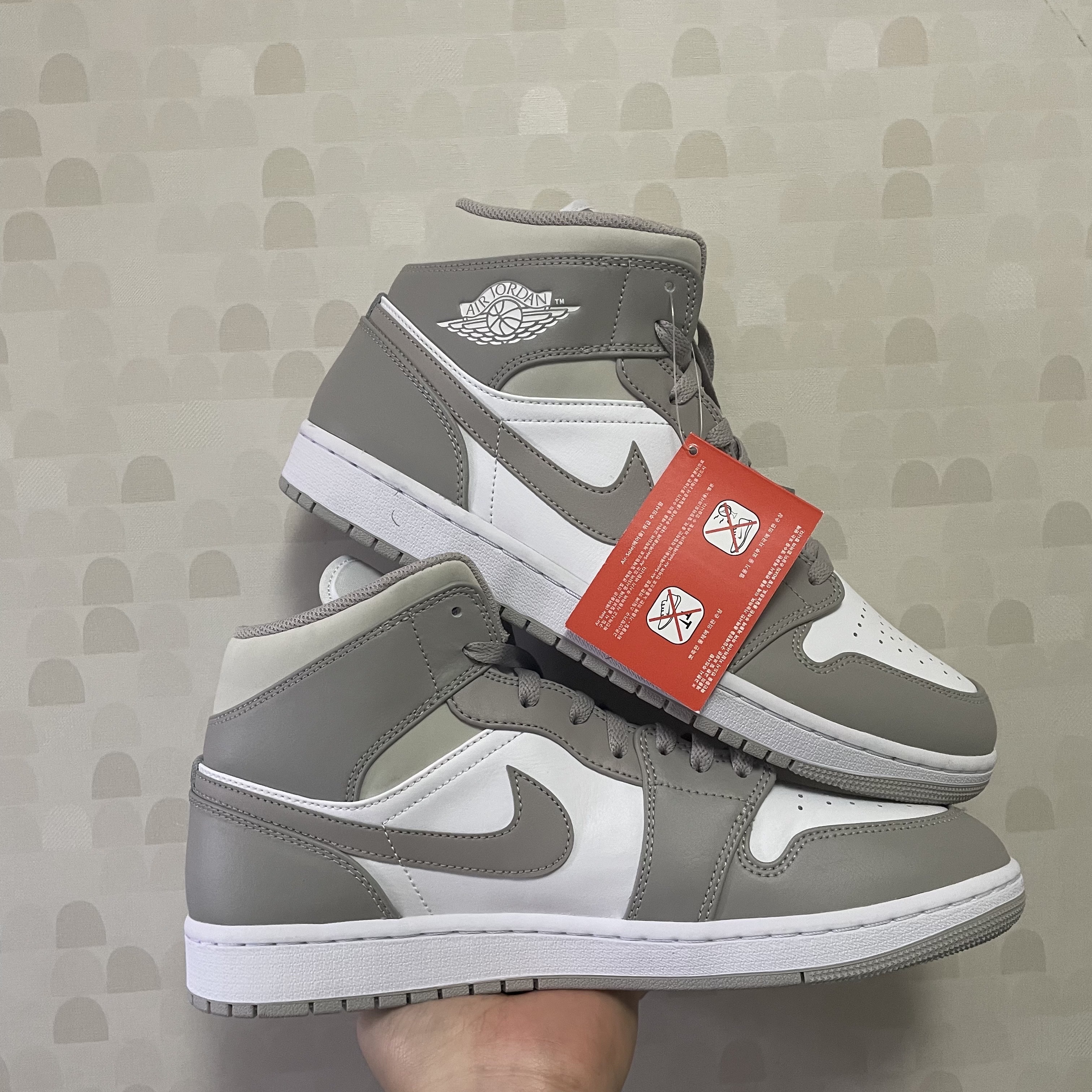 Jordan 1 Mid College Grey 착용 스타일