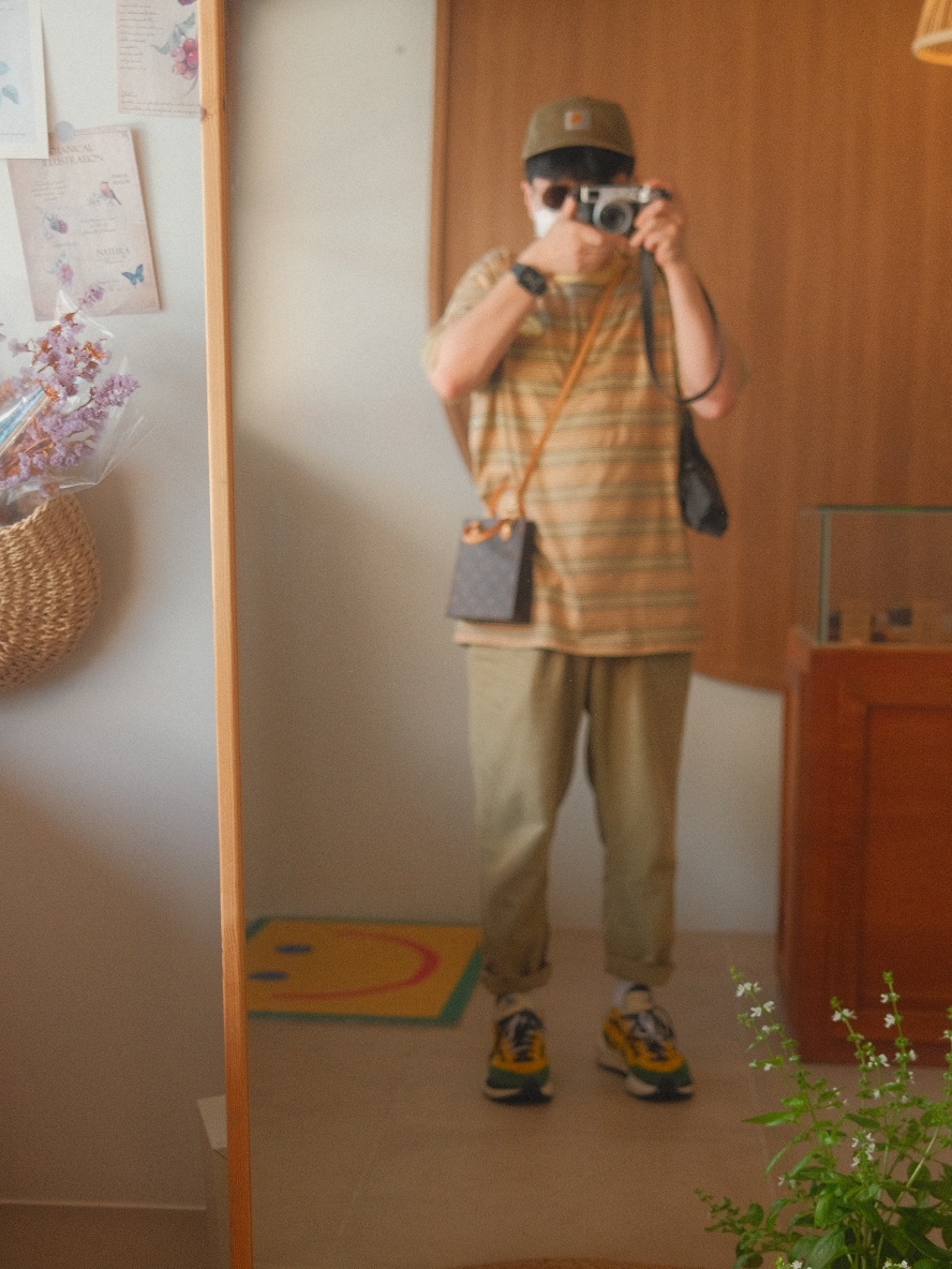 Louis Vuitton Petit Sac Plat Monogram 착용 스타일