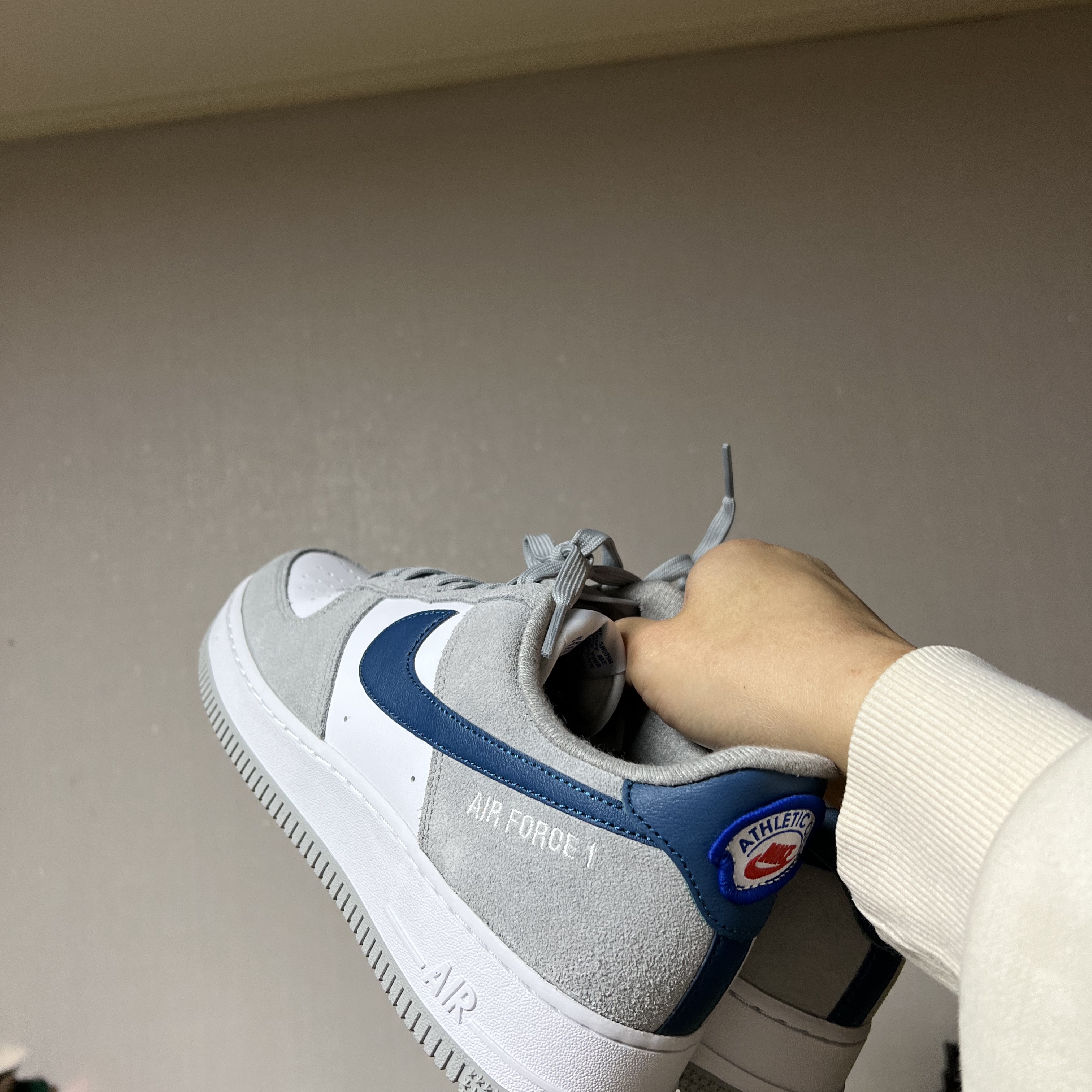Nike Air Force 1 '07 LV8 Athletic Club Light Smoke Grey Marina 착용 스타일