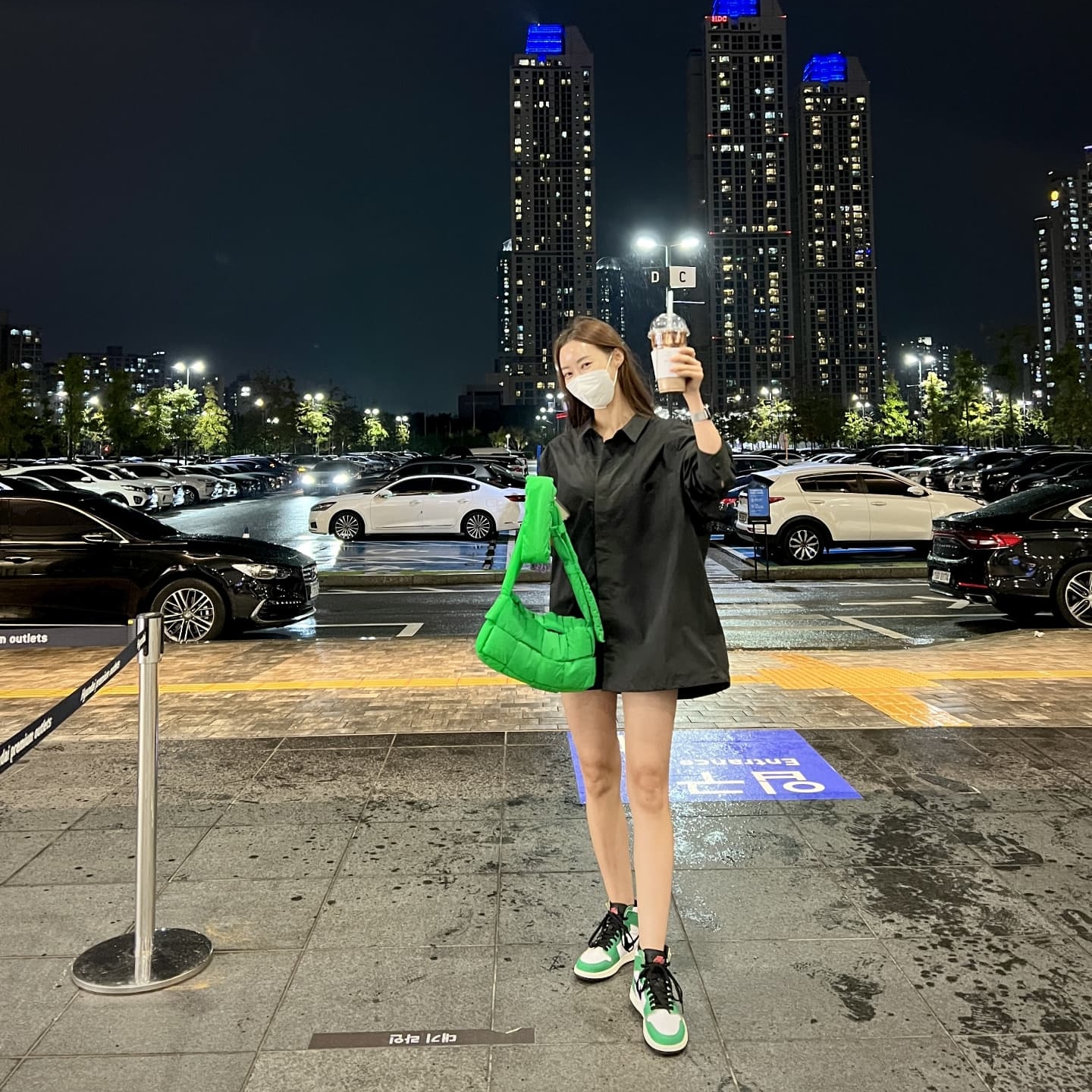 Bottega Veneta Padded Tech Cassette Parakeet, (W) Jordan 1 Retro High OG Lucky Green 착용 스타일