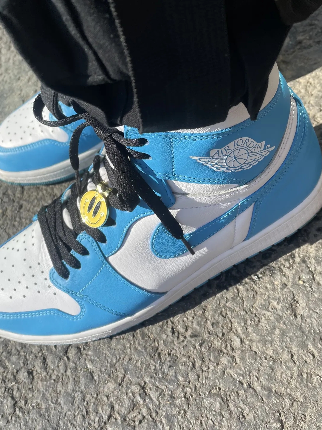 Yeezy Gap Round Jacket Blue, Jordan 1 Retro UNC 착용 스타일 - 2