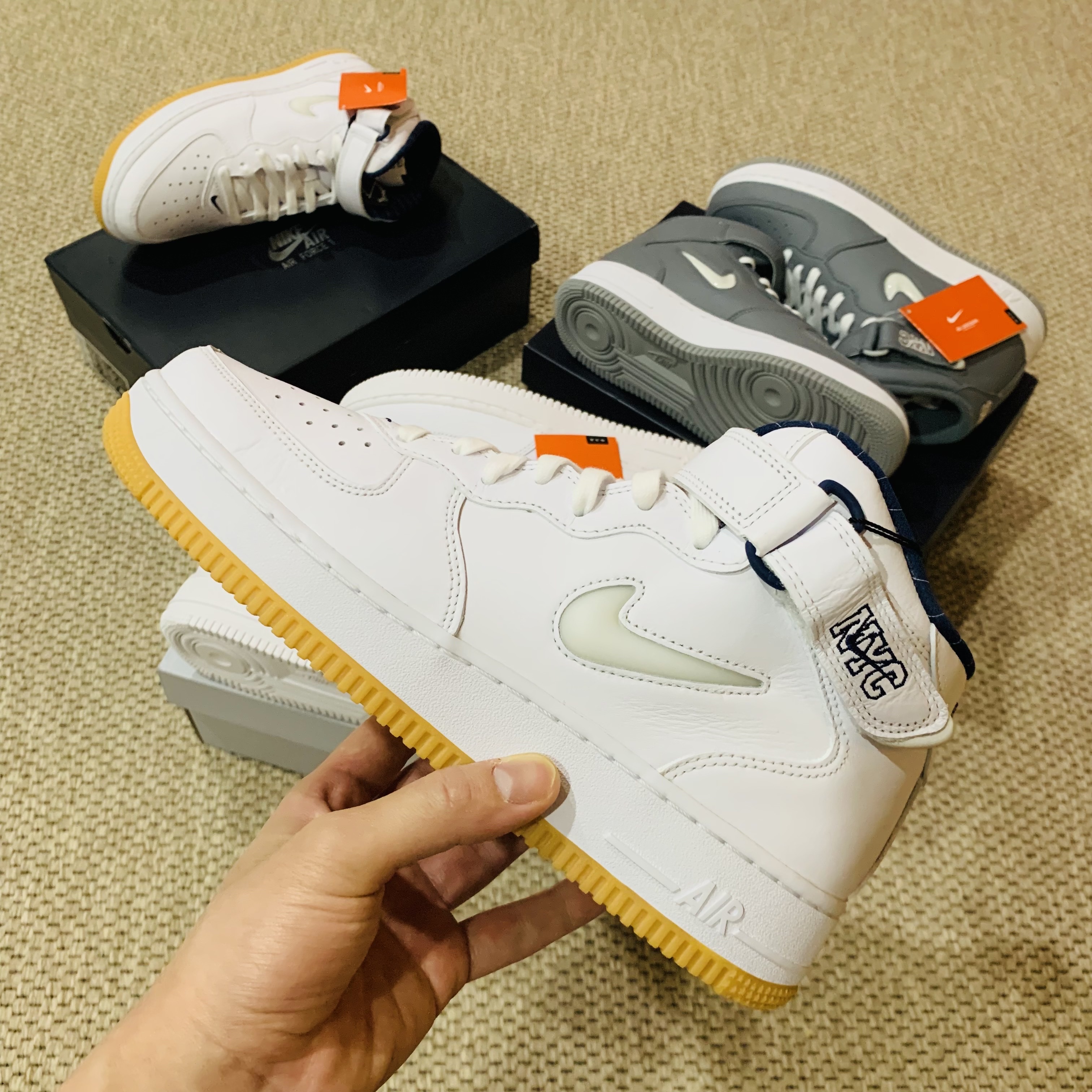 Nike Air Force 1 Mid '07 White, Nike Air Force 1 Mid QS NYC White Midnight Navy 착용 스타일 - 4