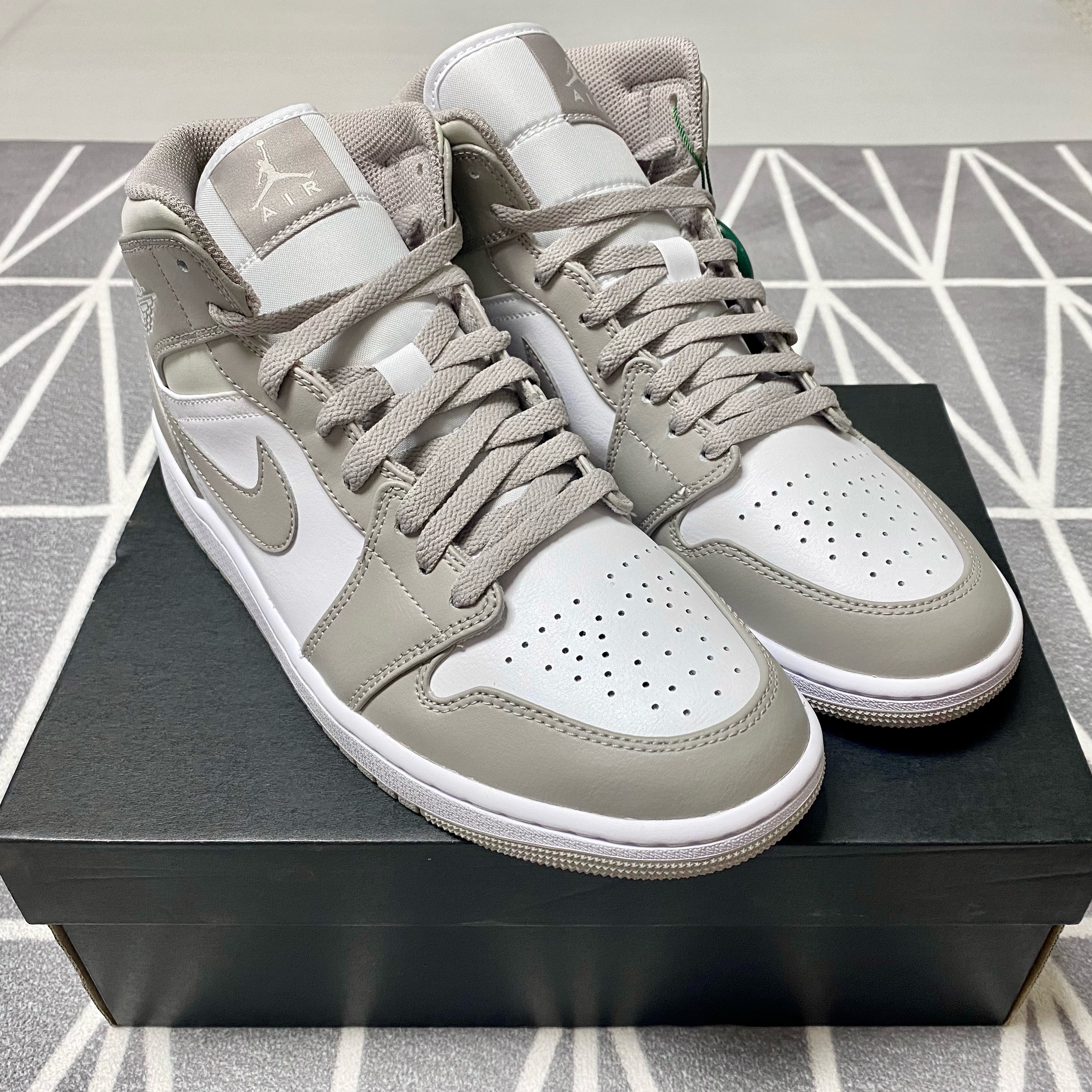 Jordan 1 Mid College Grey 착용 스타일