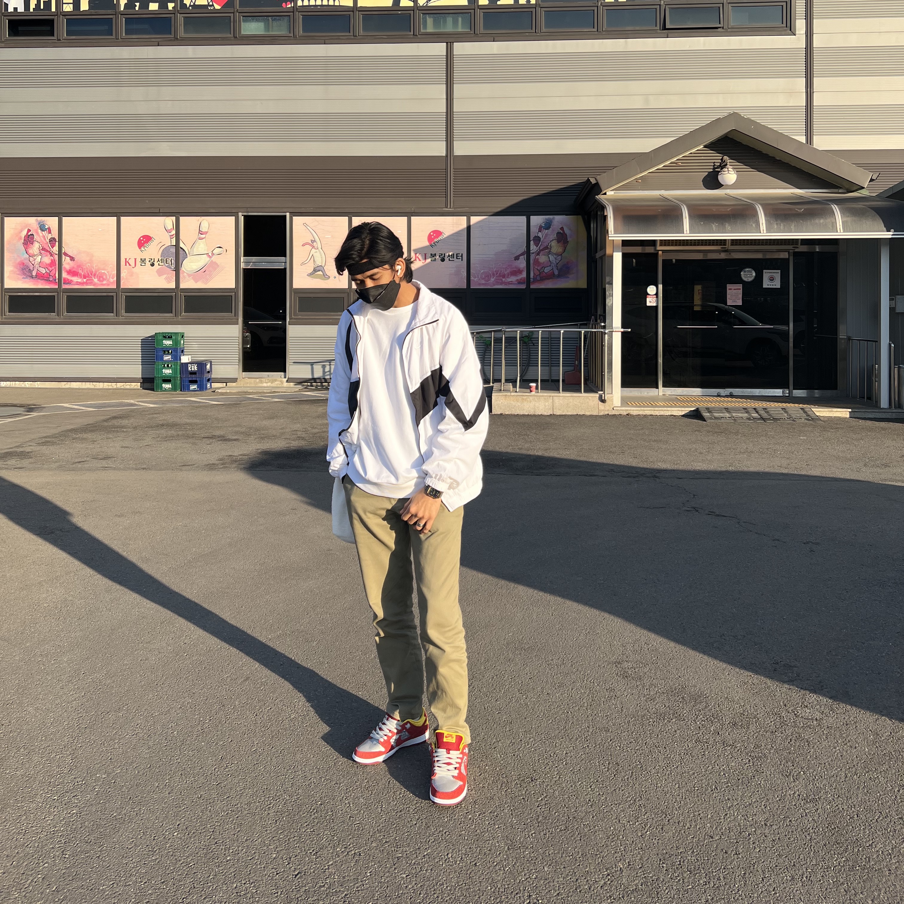 Nike SB Dunk Low Premium QS Crawfish (Regular Box), Nike NRG Heritage Big Swoosh Jacket White Black 착용 스타일