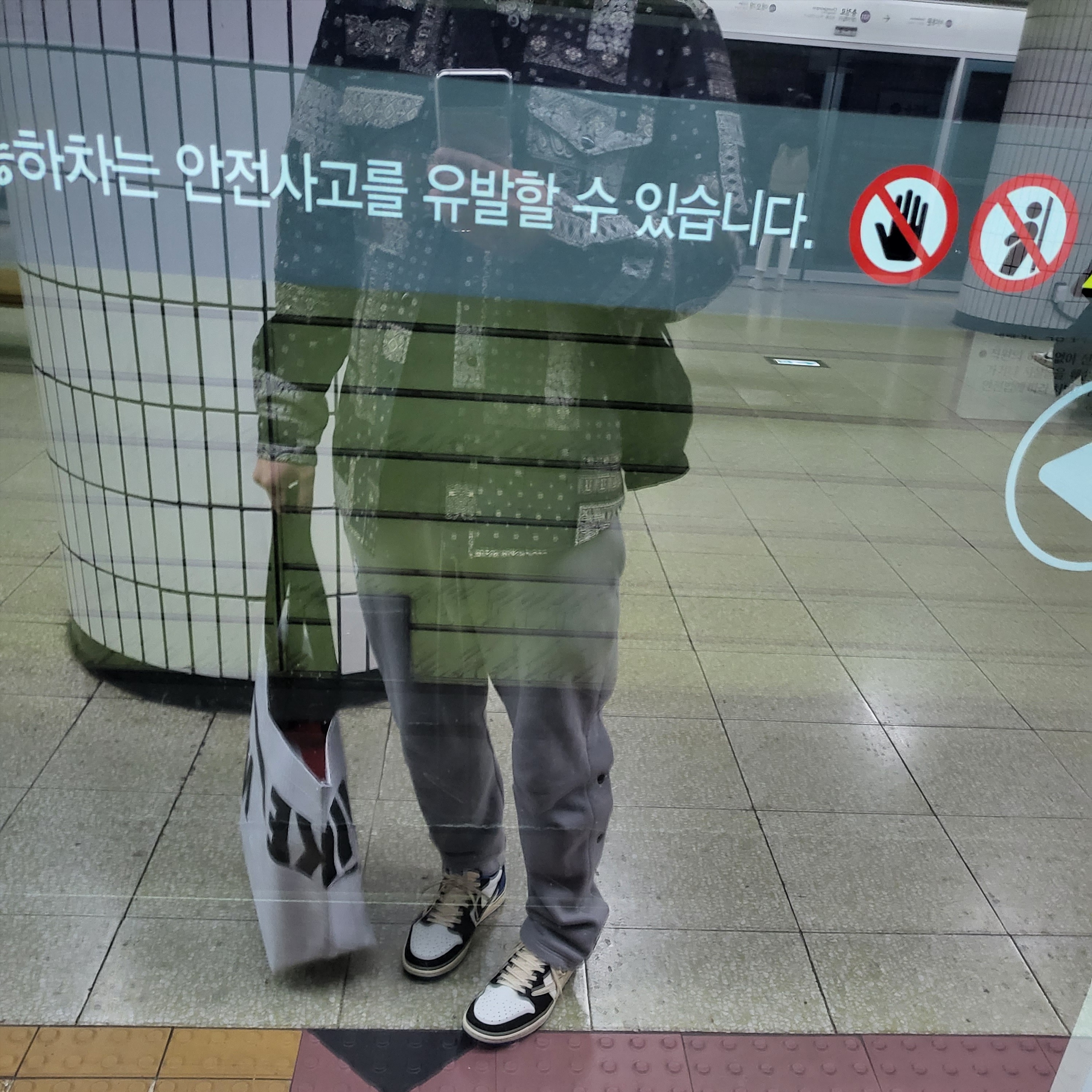 Jordan 1 x Travis Scott x Fragment Retro Low OG SP Military Blue, Nike x Fear of God Warm Up Pants Dust 착용 스타일 - 1