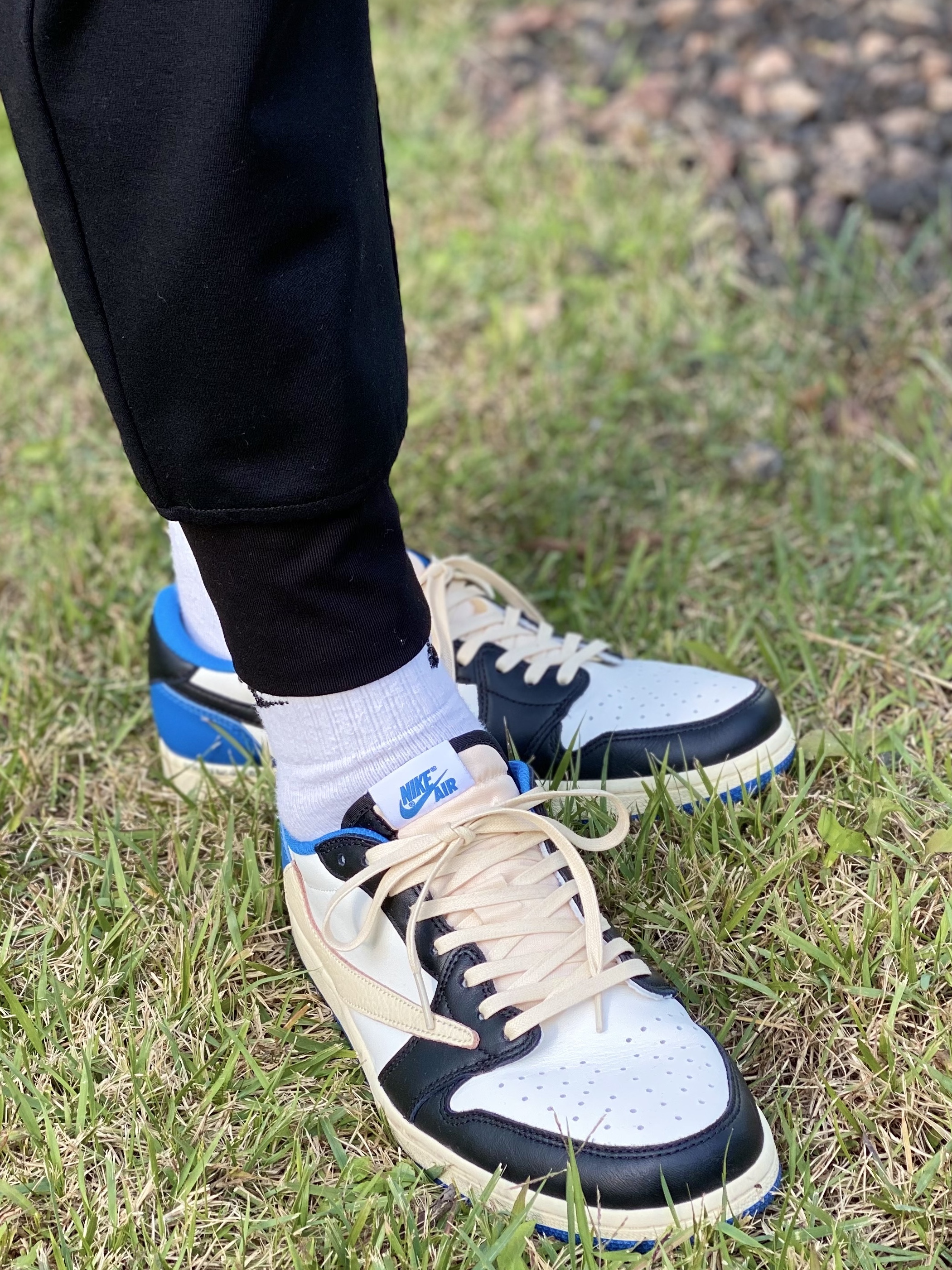 Jordan 1 x Travis Scott x Fragment Retro Low OG SP Military Blue 착용 스타일 - 3