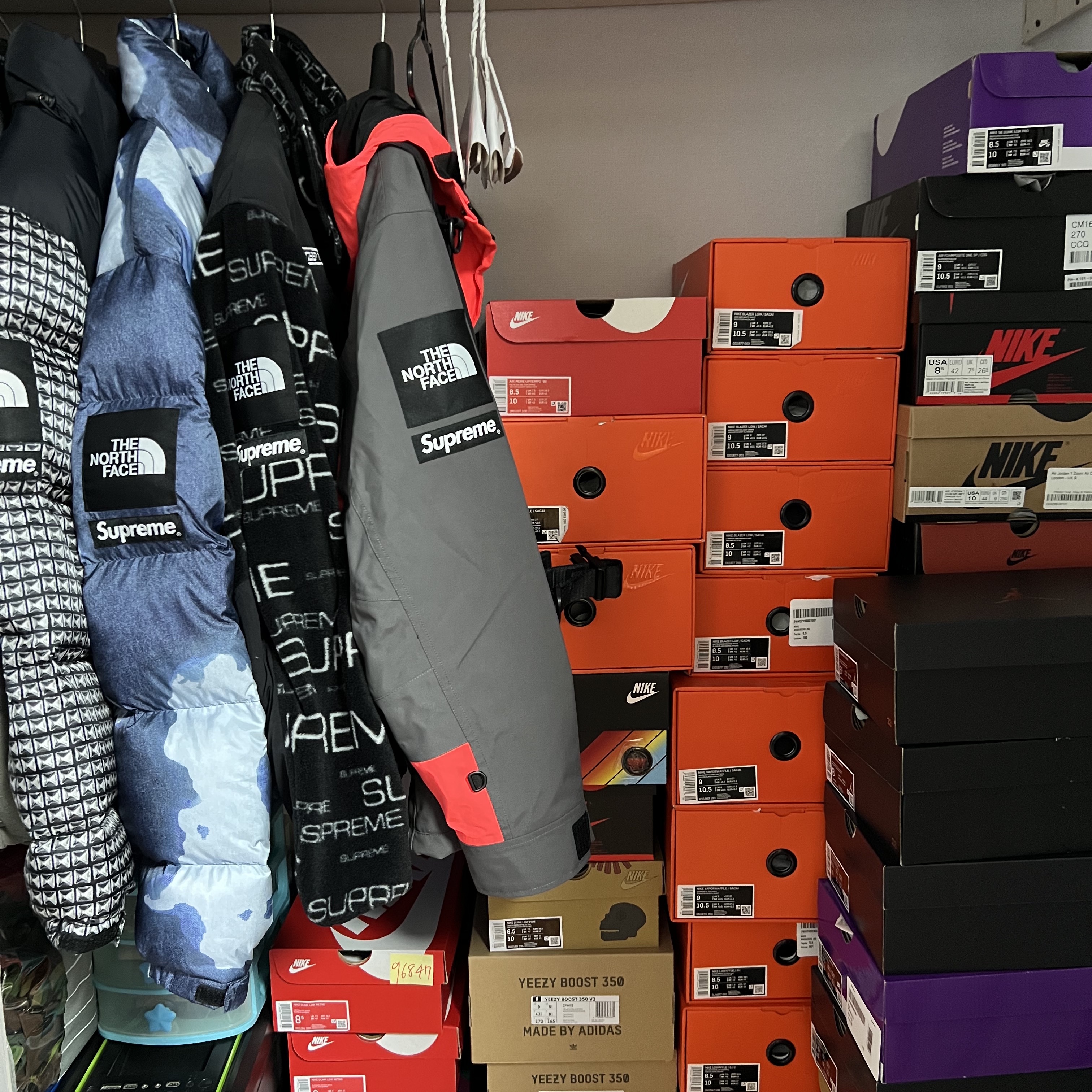 Supreme x The North Face Bleached Denim Print Nuptse Jacket Indigo - 21FW, Supreme x The North Face Studded Nuptse Jacket Black - 21SS 착용 스타일 - 3