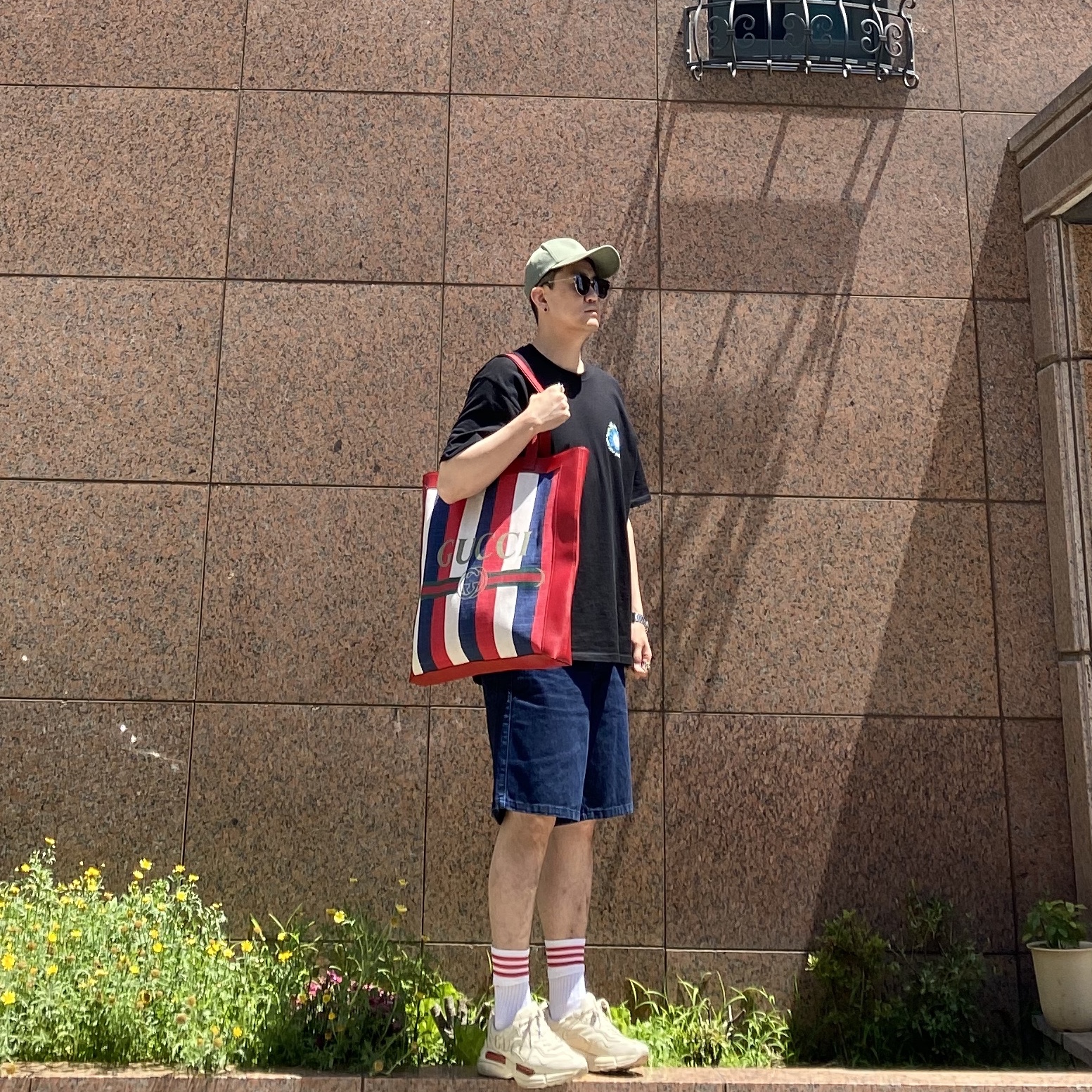 Gucci Rhyton Leather Sneakers Logo, Stussy Cosmos T-Shirt Black 착용 스타일
