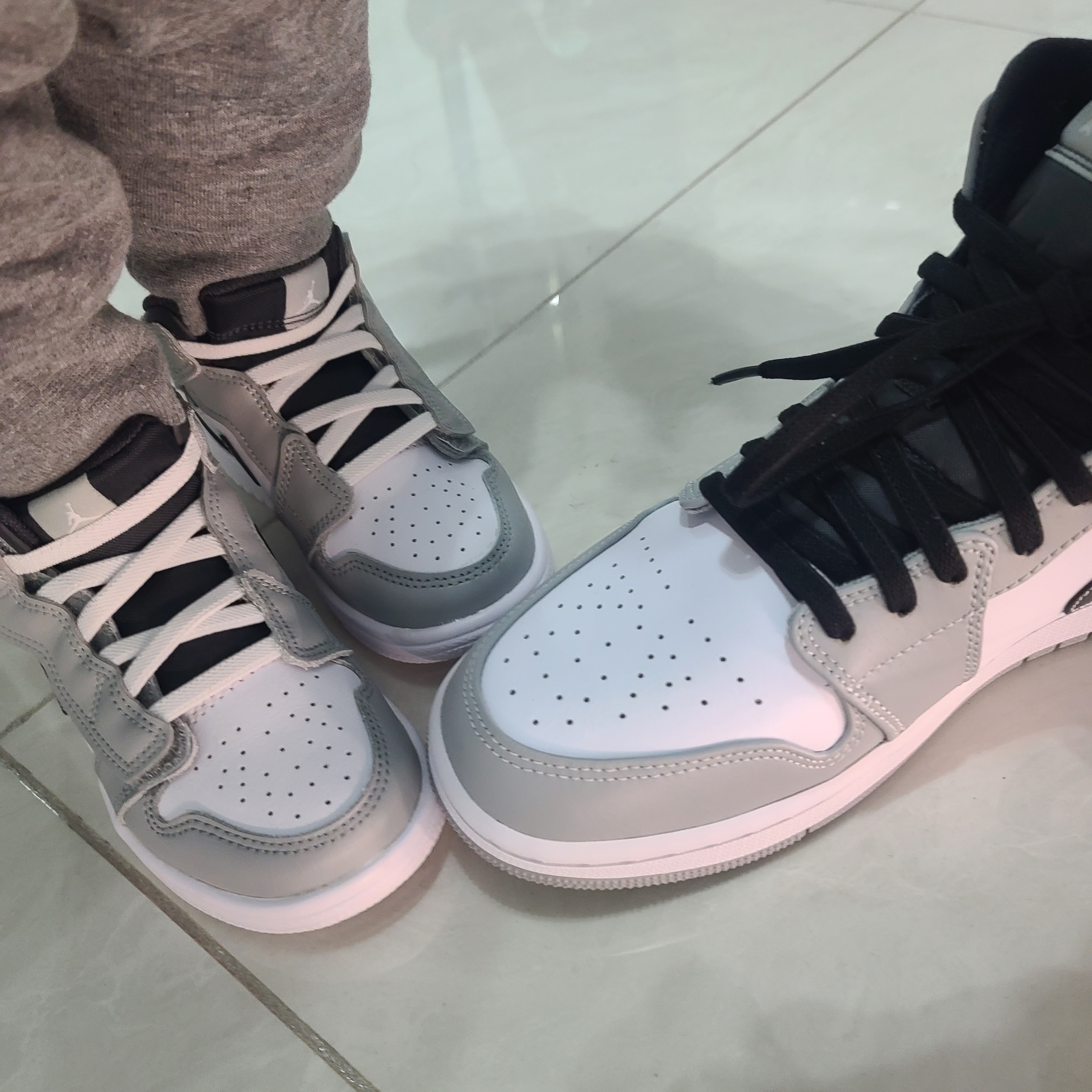 (TD) Jordan 1 Mid Alt Light Smoke Grey Anthracite, Jordan 1 Mid Light Smoke Grey Anthracite 착용 스타일 - 2