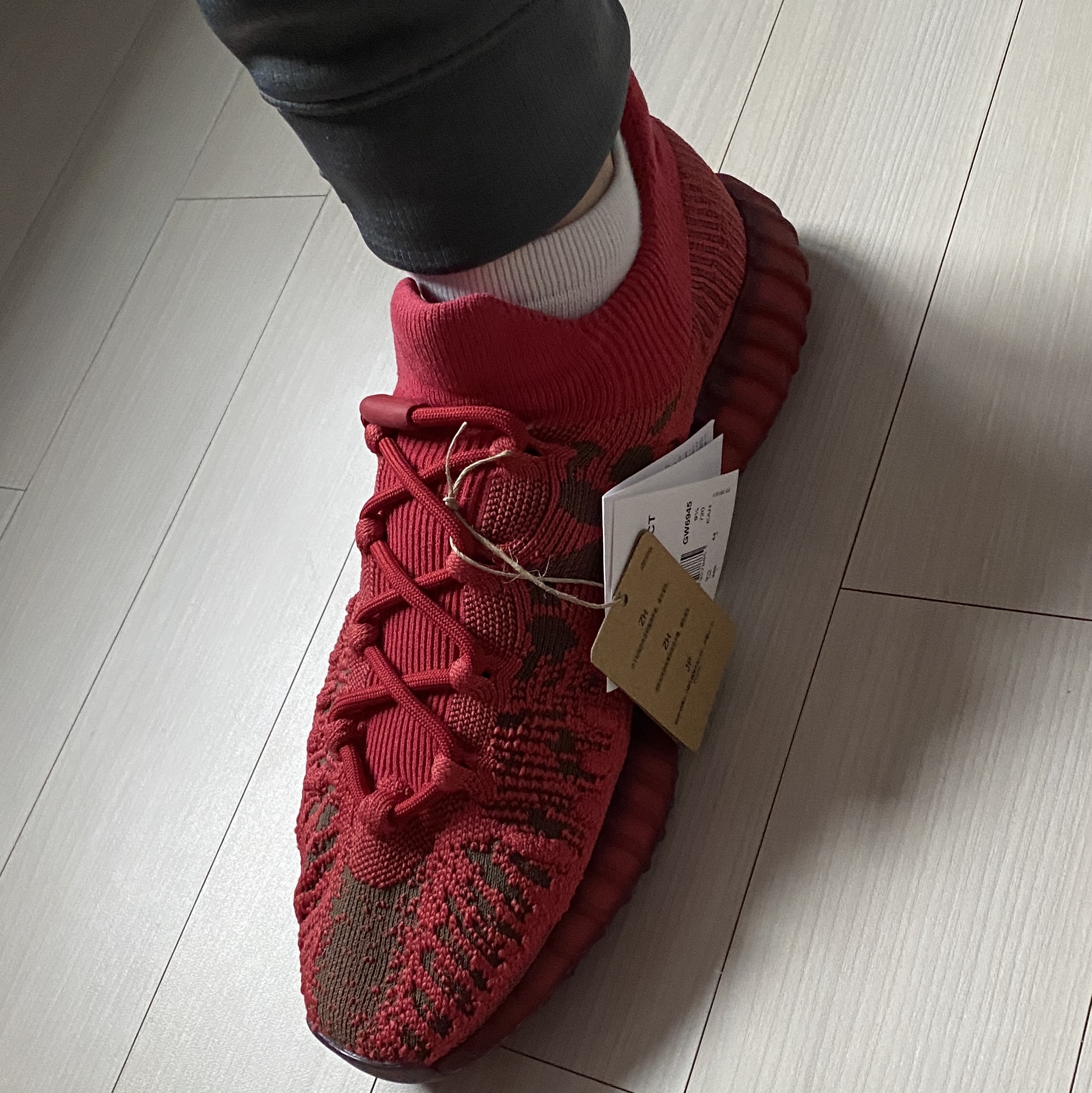 Adidas Yeezy 350 V2 CMPCT Slate Red 착용 스타일