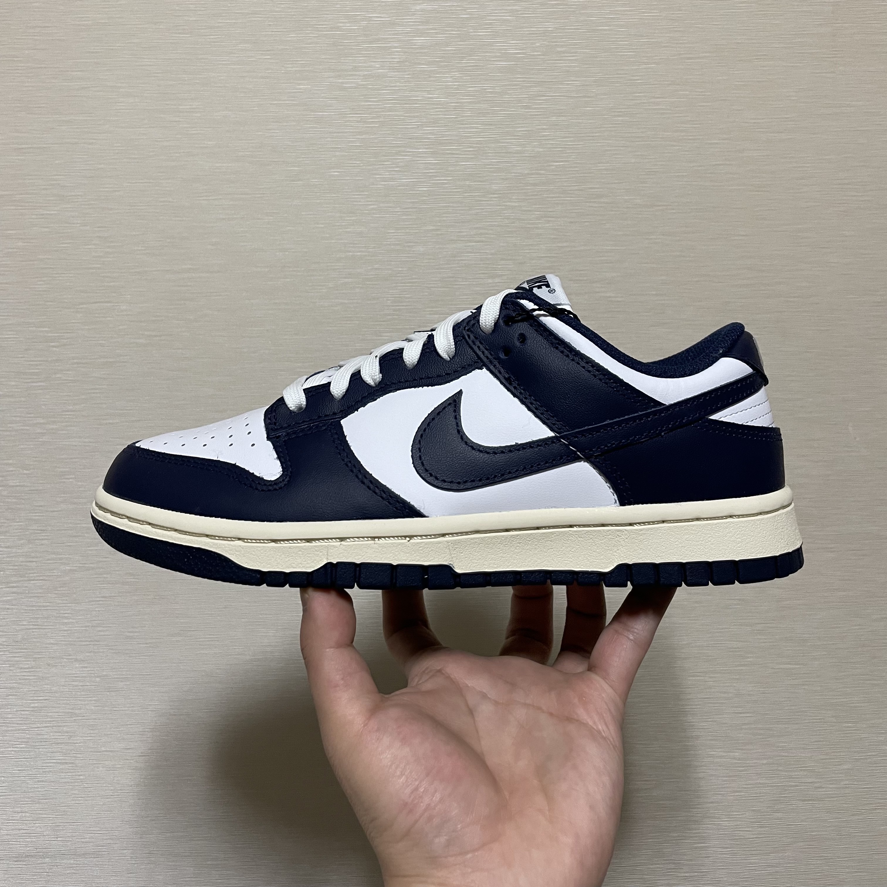 (W) Nike Dunk Low Vintage Midnight Navy 착용 스타일 - 3