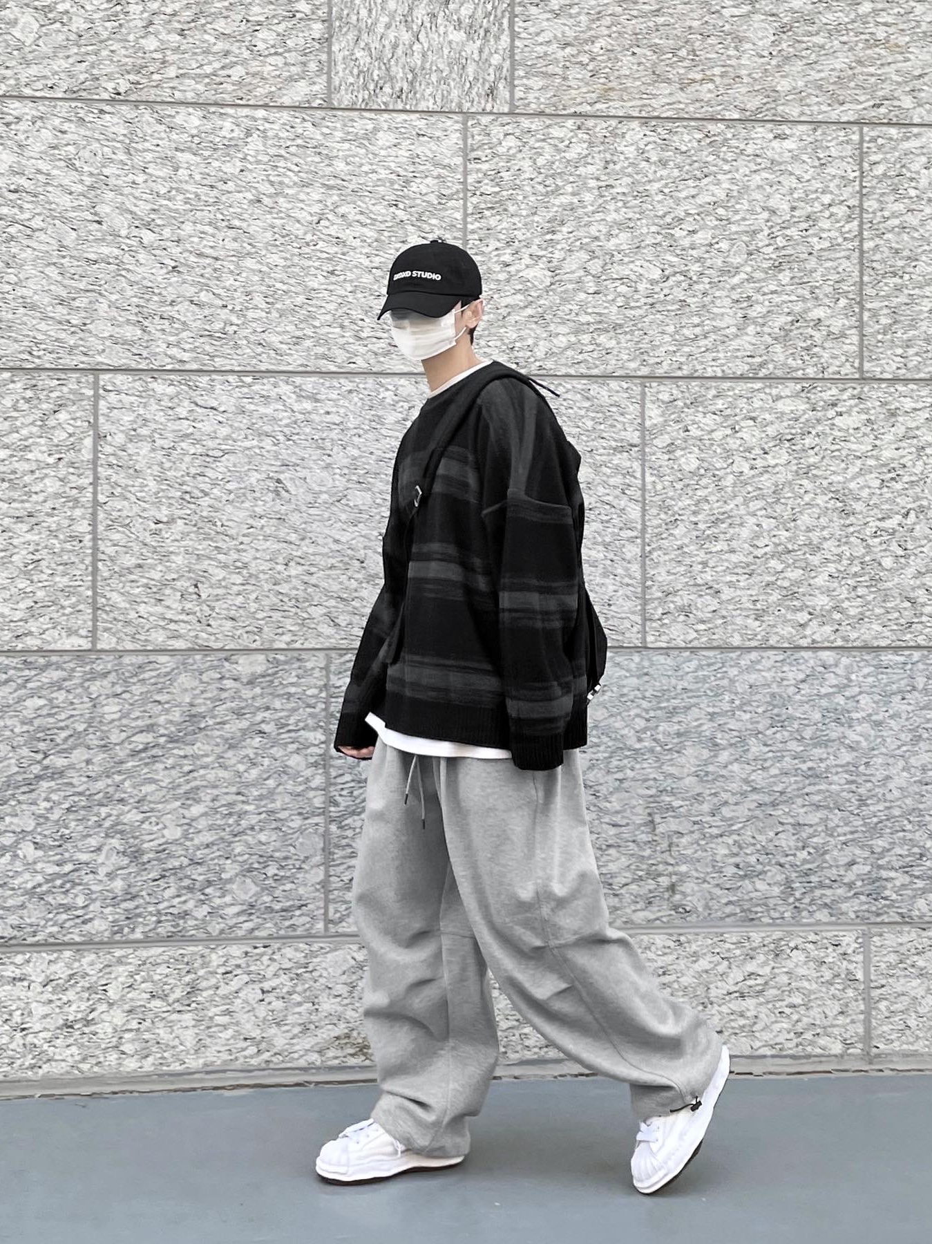 Maison Mihara Yasuhiro Blakey OG Sole Canvas Low-top Sneakers White 착용 스타일 - 1