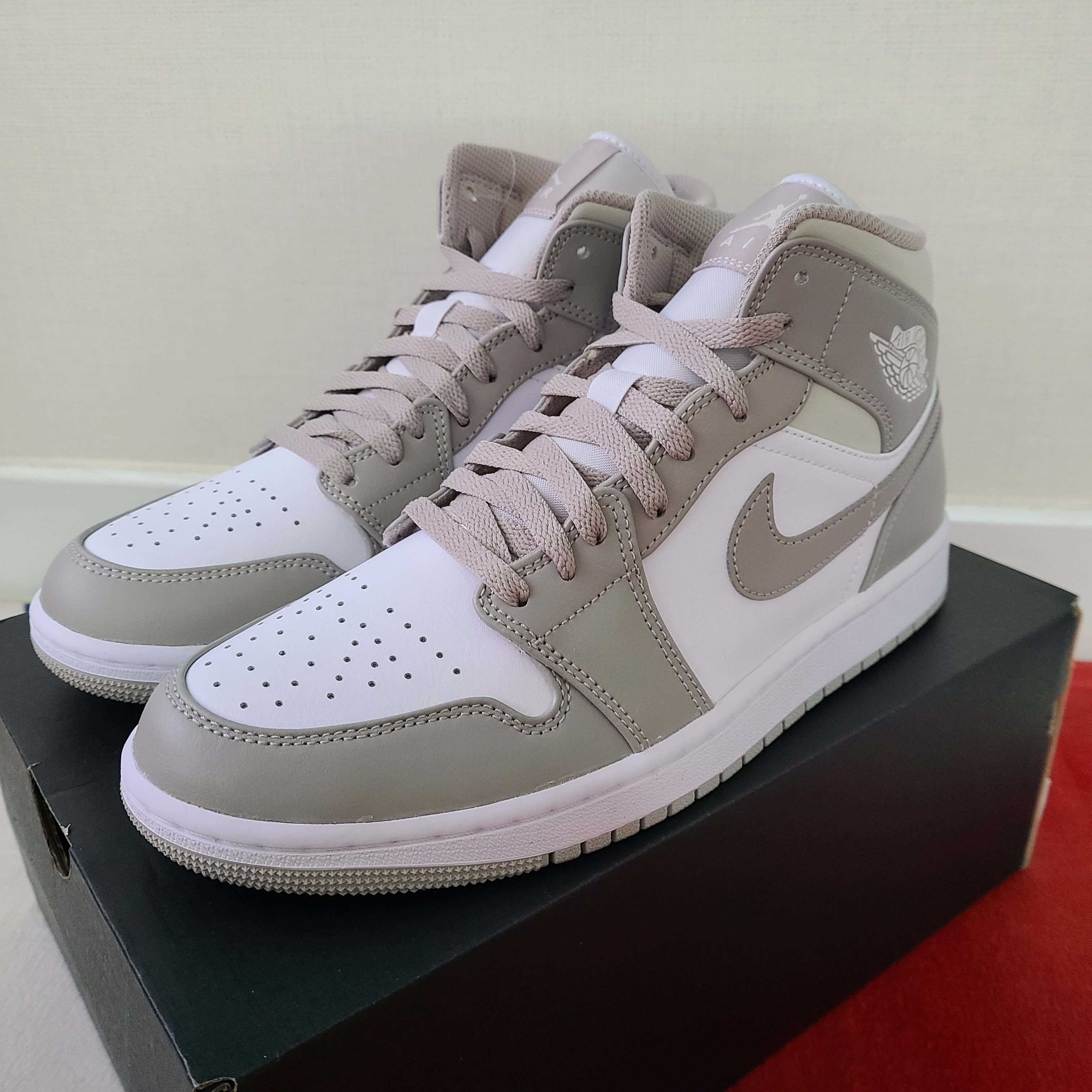 Jordan 1 Mid College Grey 착용 스타일 - 1