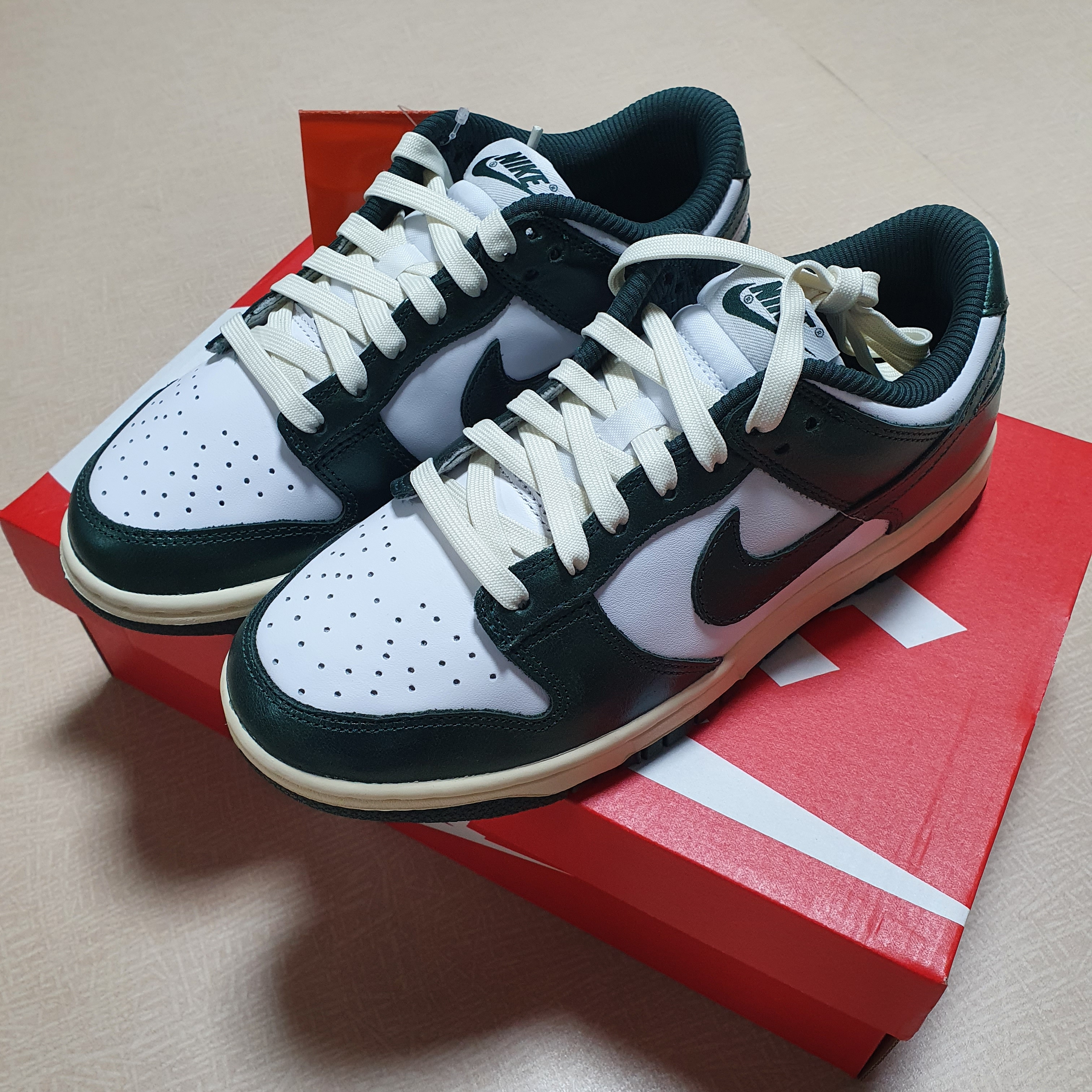 (W) Nike Dunk Low Vintage Green 착용 스타일 - 2