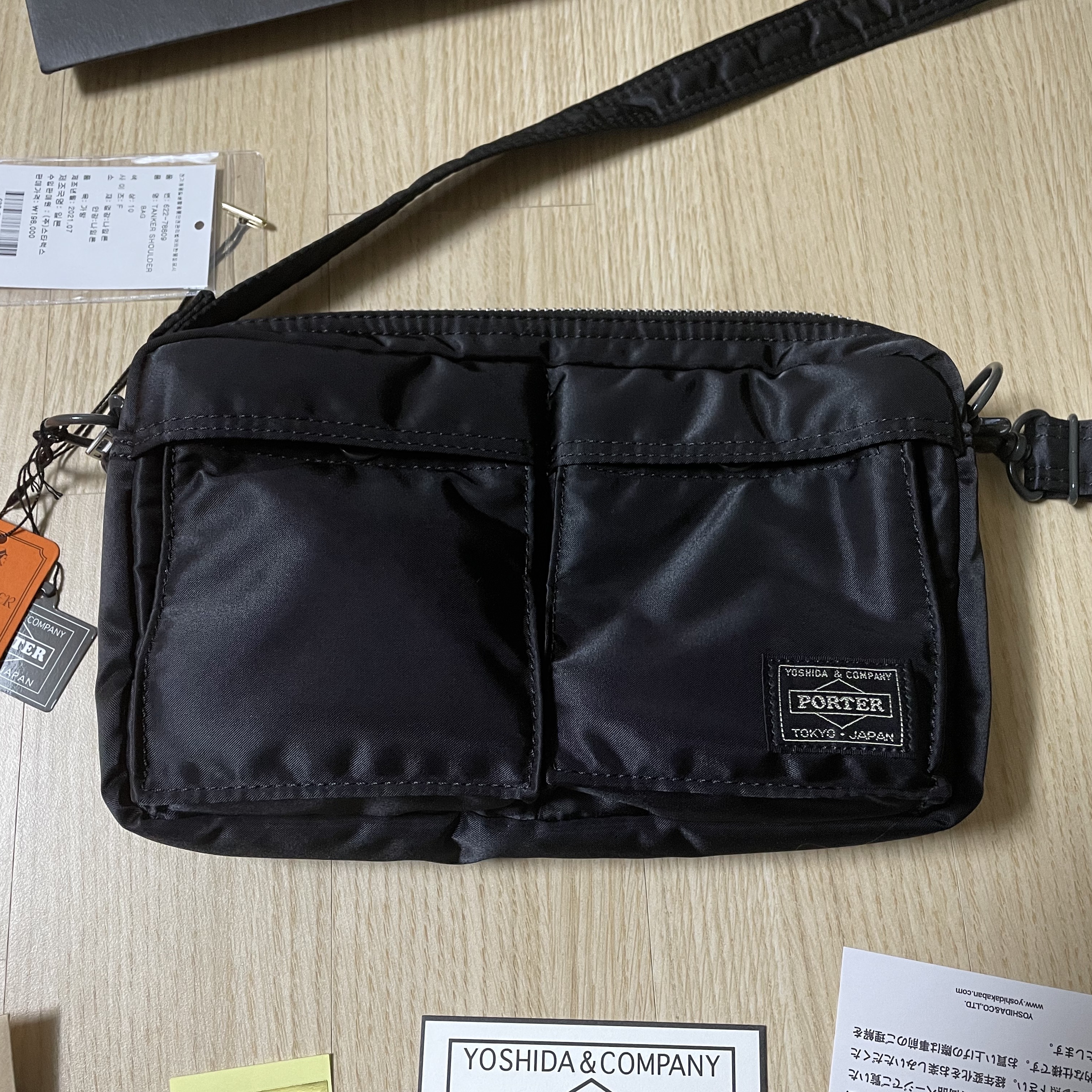 Porter Tanker Shoulder Bag Black 착용 스타일 - 2