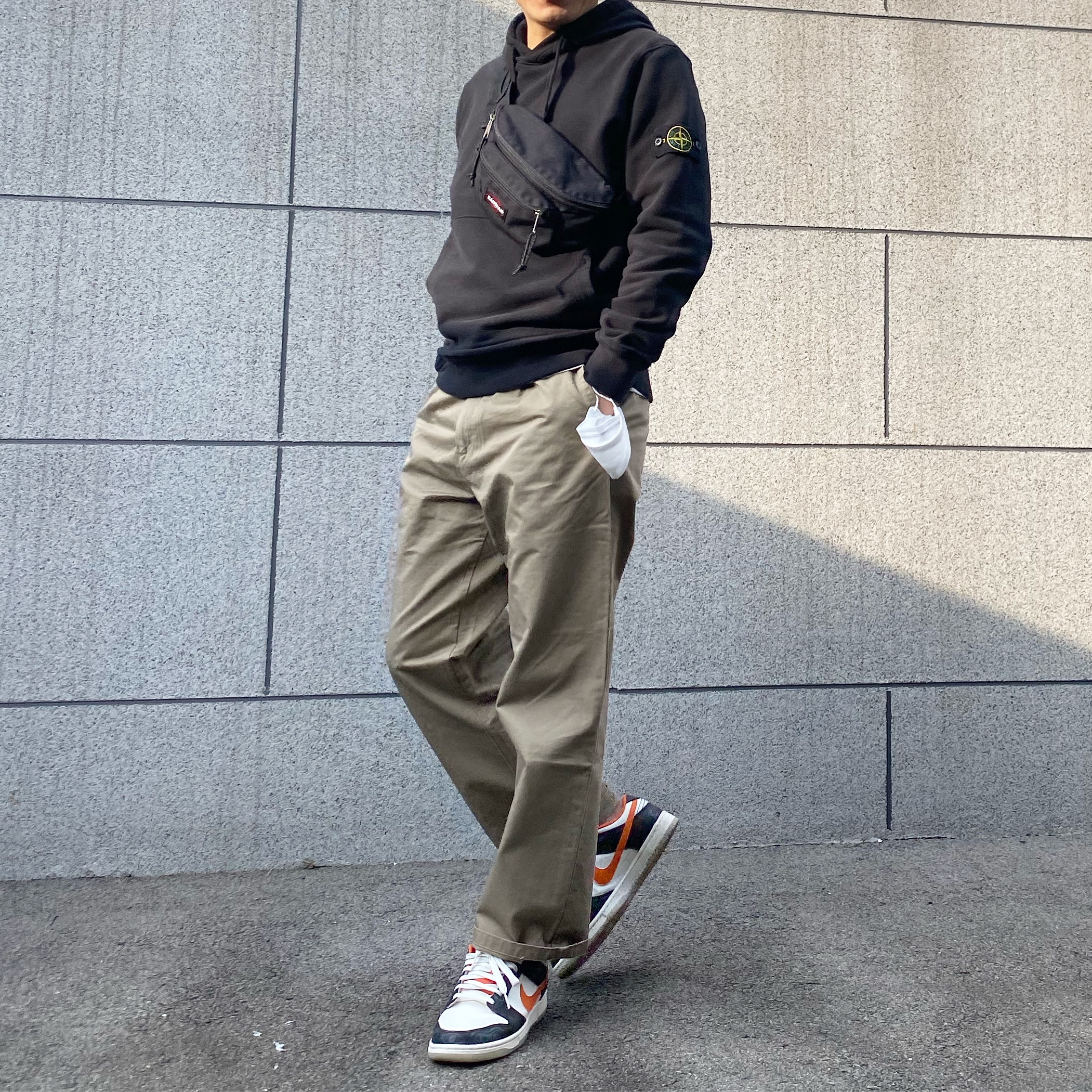 Nike Dunk Low Retro PRM Halloween, Stone Island 64120 Cotton Fleece Hooded Sweatshirt Black - 21FW 착용 스타일