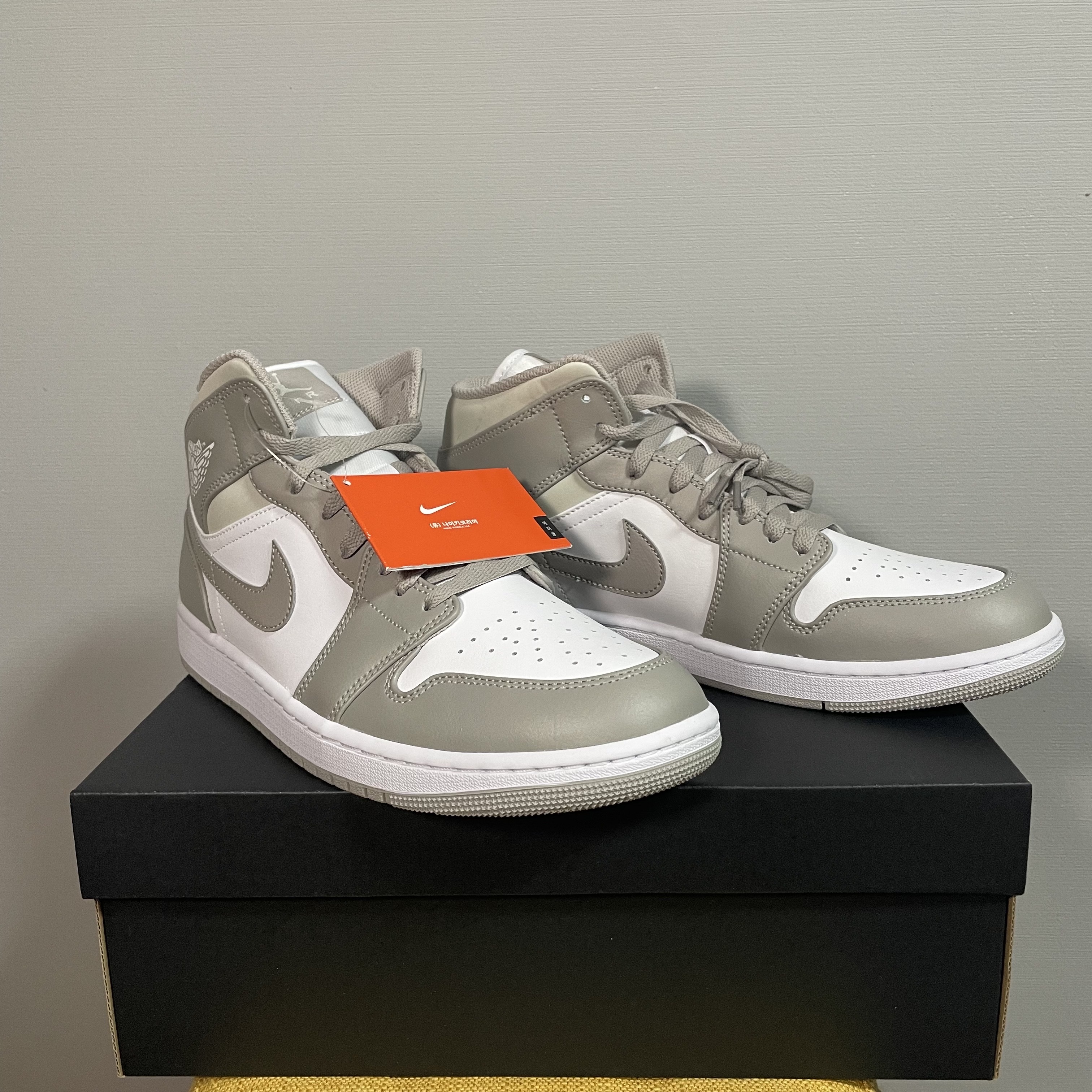 Jordan 1 Mid College Grey 착용 스타일