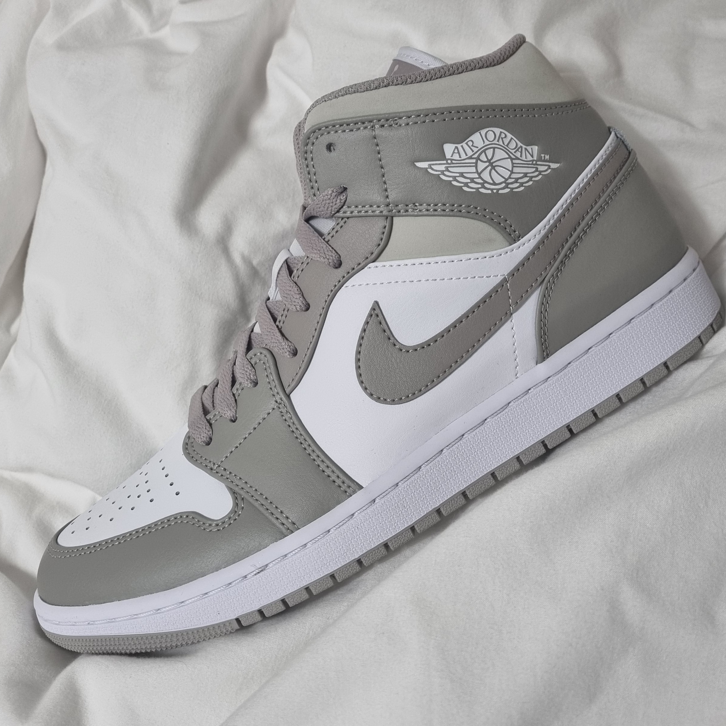 Jordan 1 Mid College Grey 착용 스타일