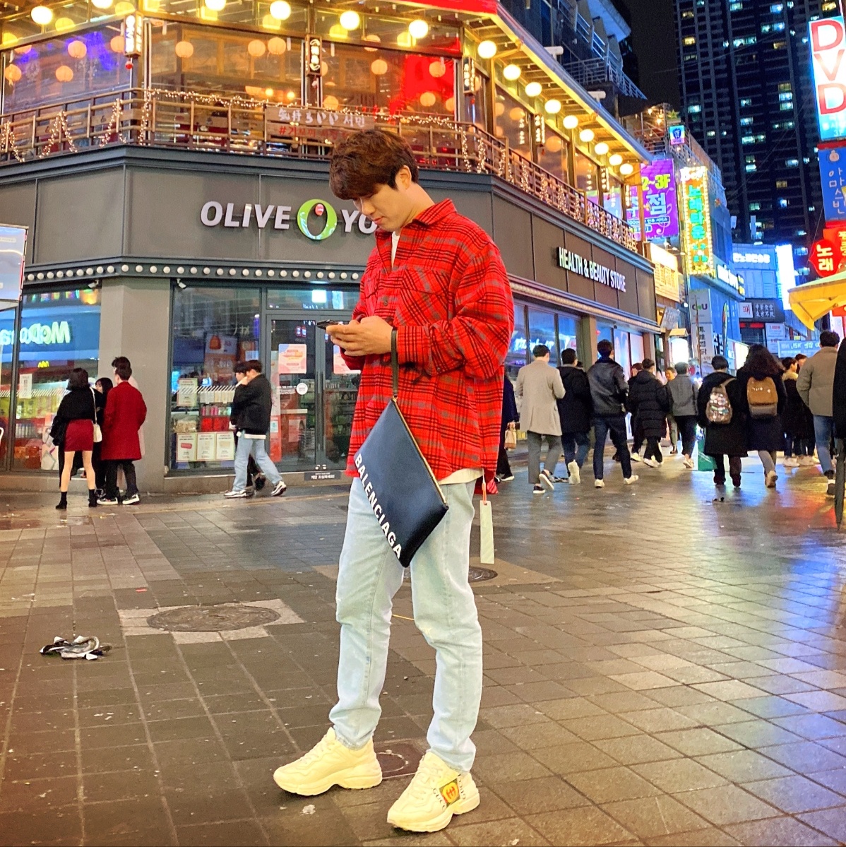 Gucci Rhyton Leather Sneakers Square Logo 착용 스타일
