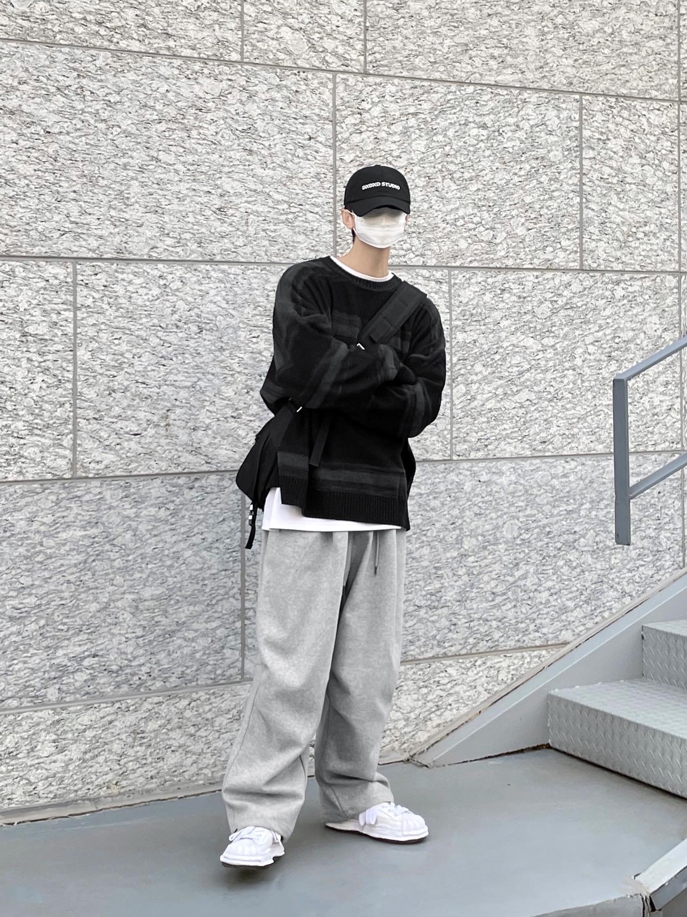 Maison Mihara Yasuhiro Blakey OG Sole Canvas Low-top Sneakers White 착용 스타일 - 2