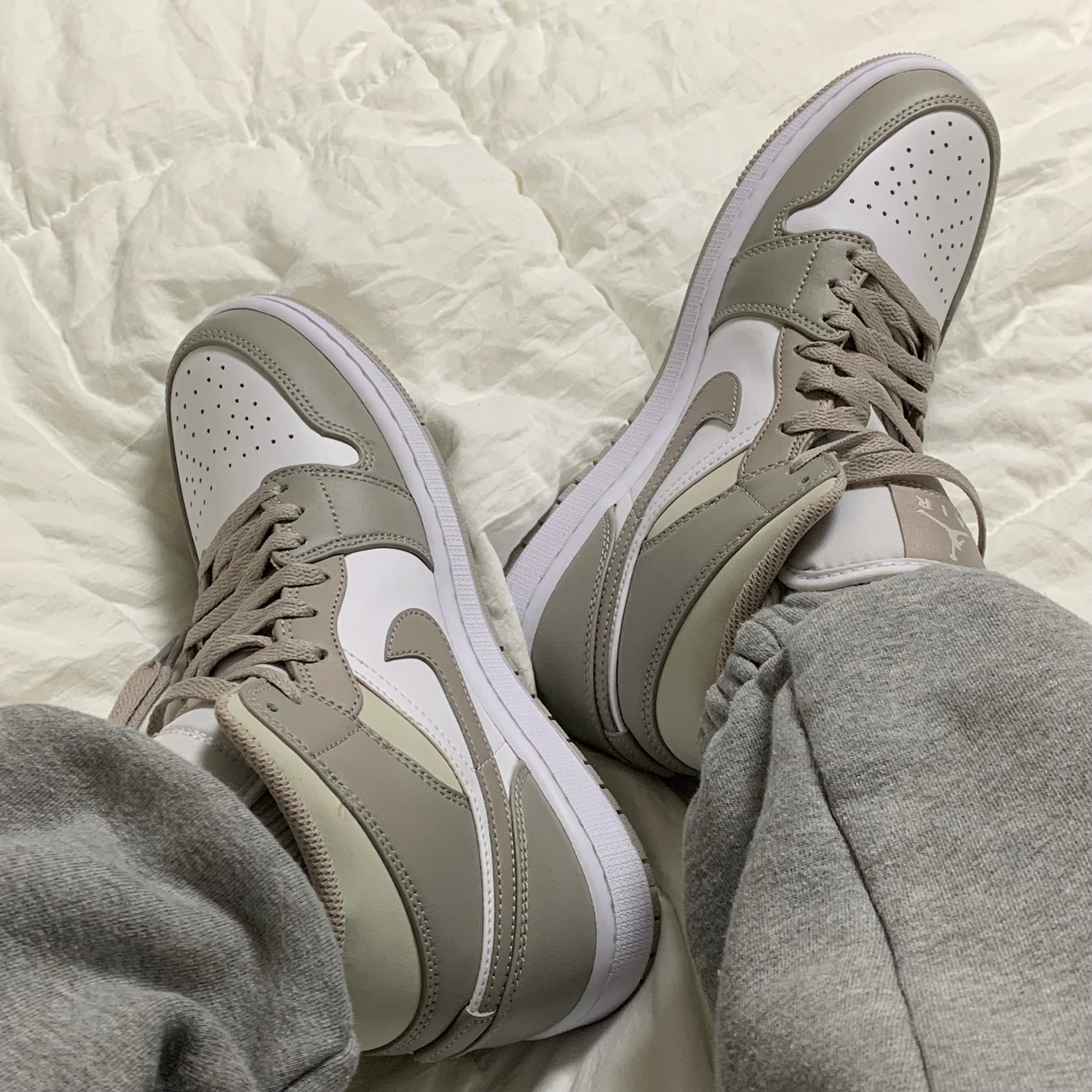 Jordan 1 Mid College Grey 착용 스타일 - 1