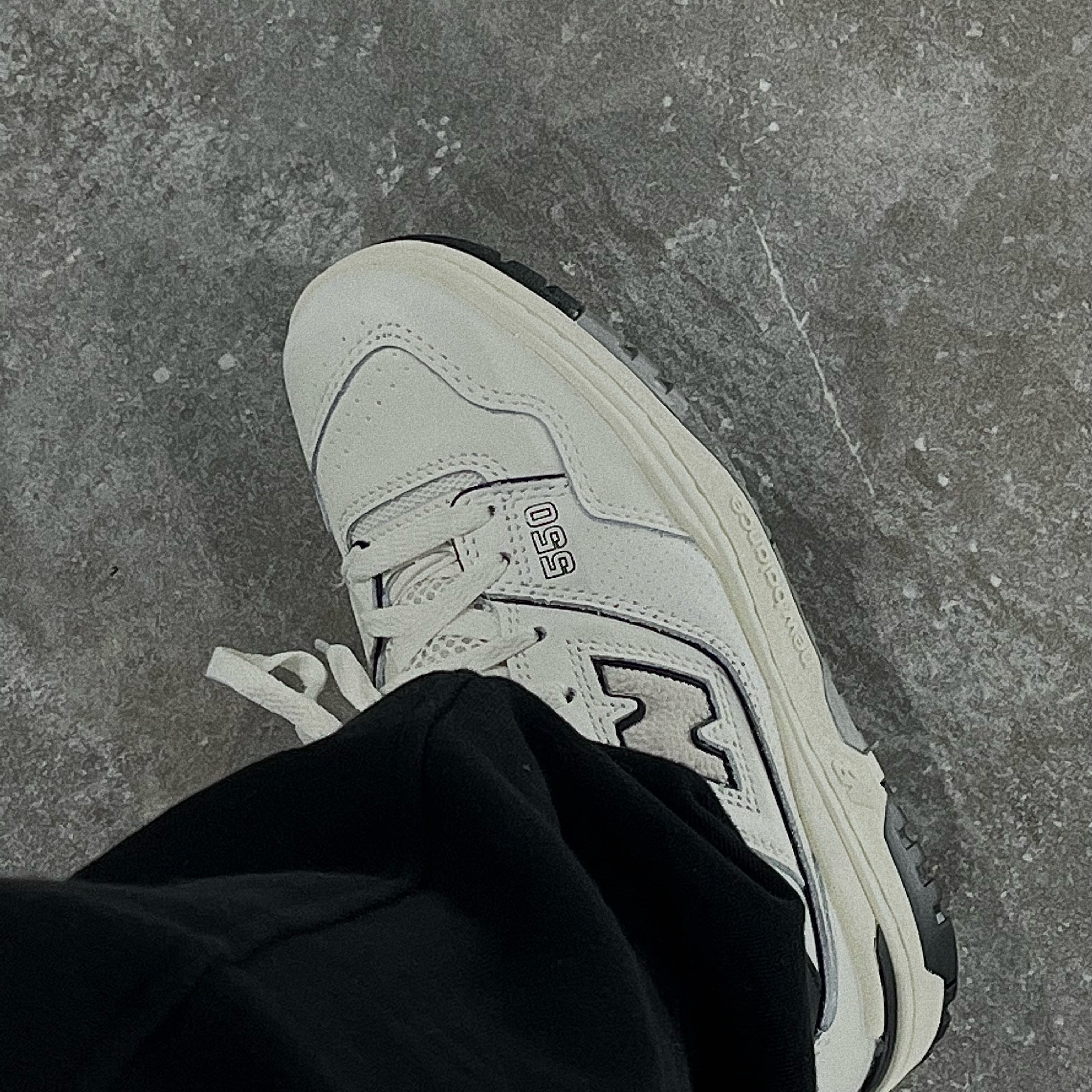 New Balance 550 White Grey - 2E Wide 착용 스타일