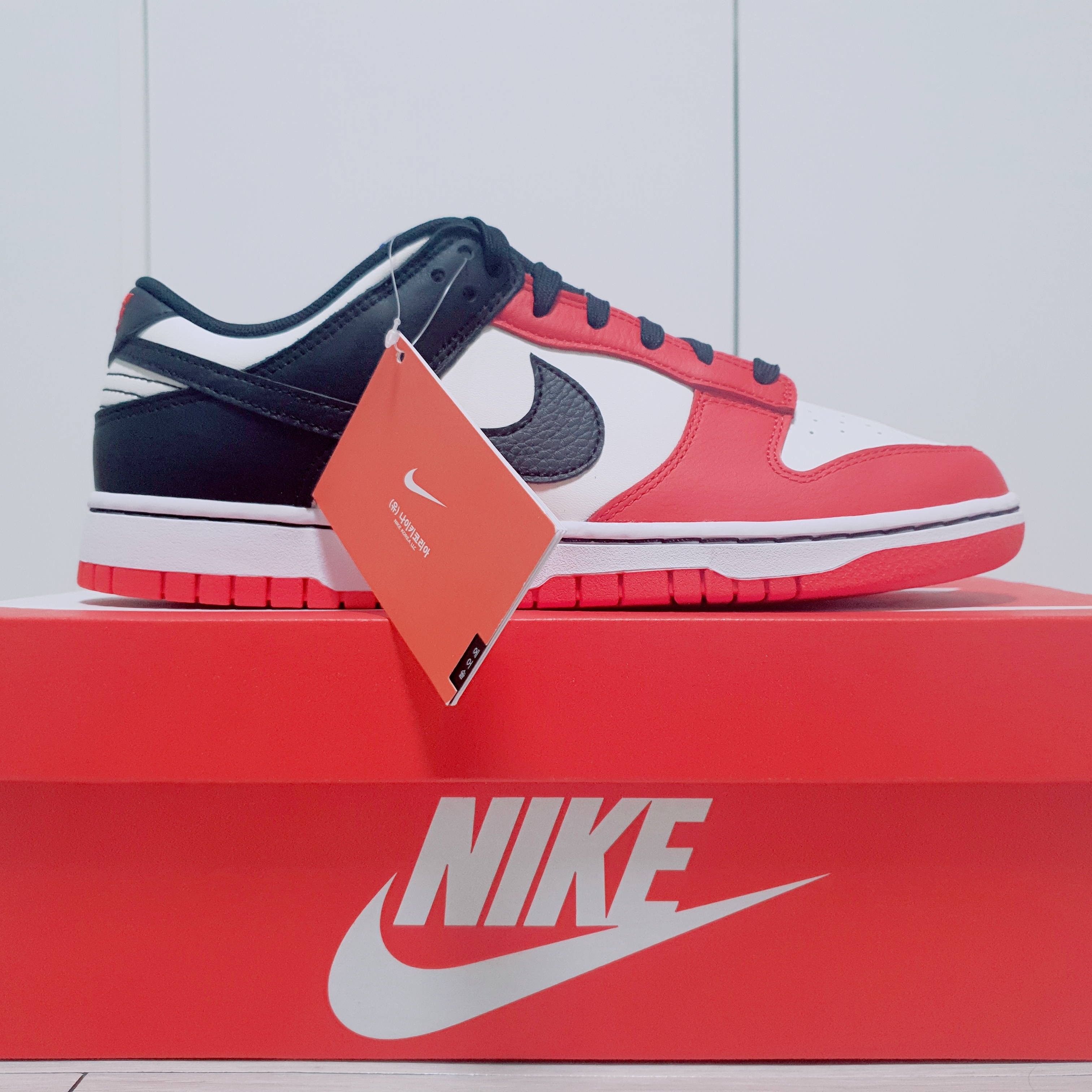 Nike x NBA Dunk Low Retro EMB Black and Chile Red 착용 스타일 - 1