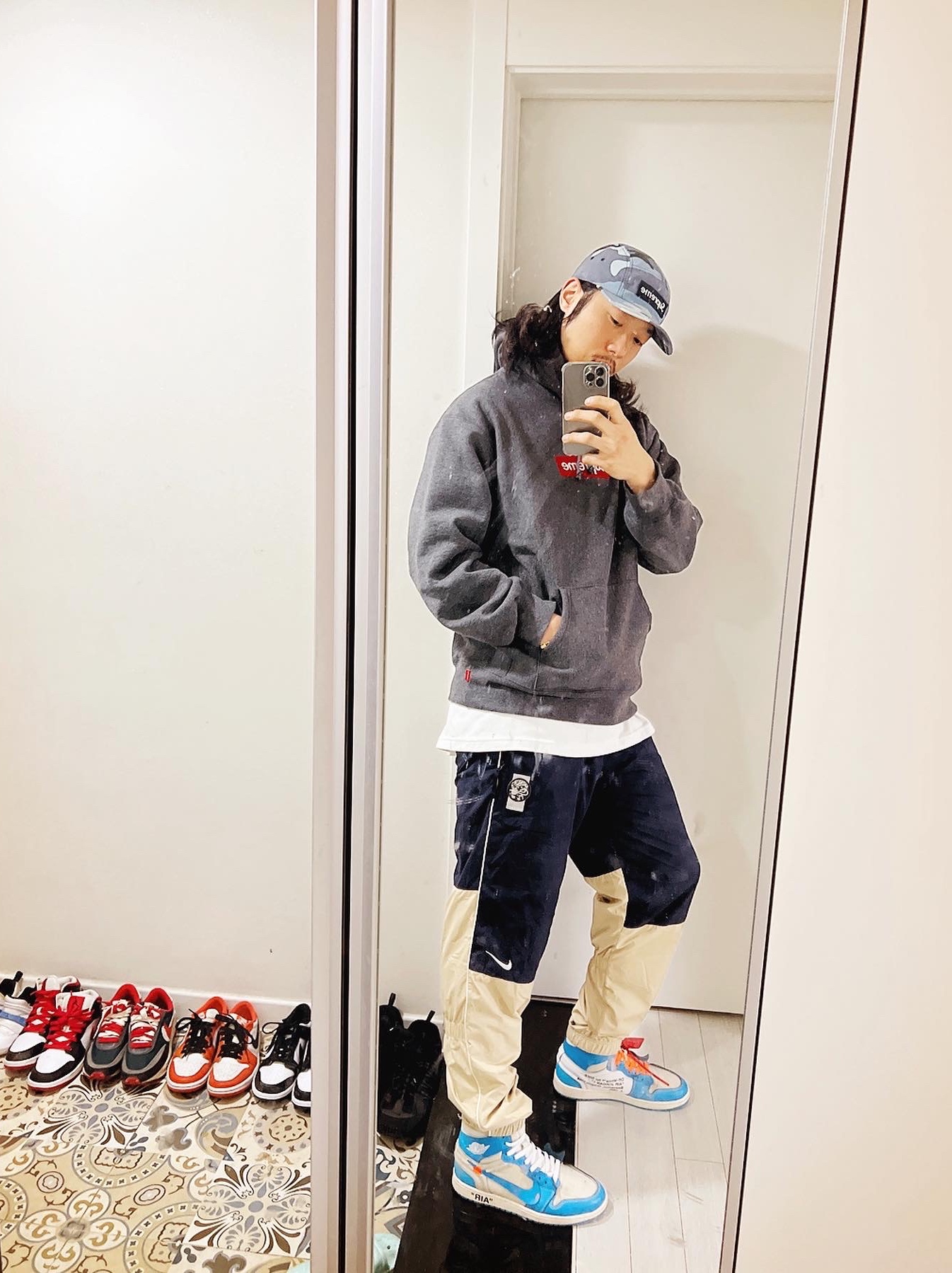 Jordan 1 x Off-White Retro High University Blue, Supreme Box Logo Hooded Sweatshirt Charcoal - 21FW 착용 스타일 - 1