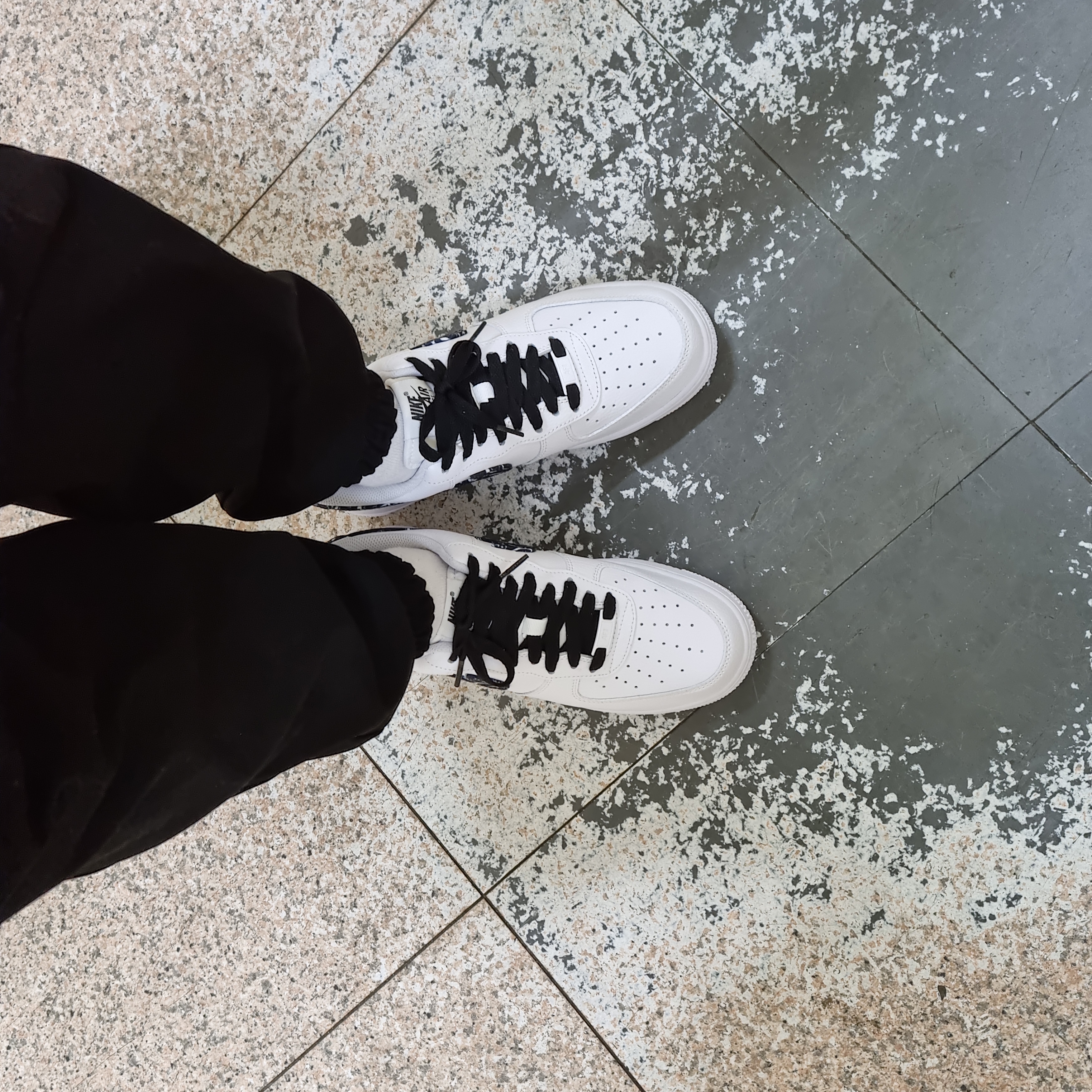 (W) Nike Air Force 1 '07 Essential Paisley Swoosh White Black 착용 스타일 - 2