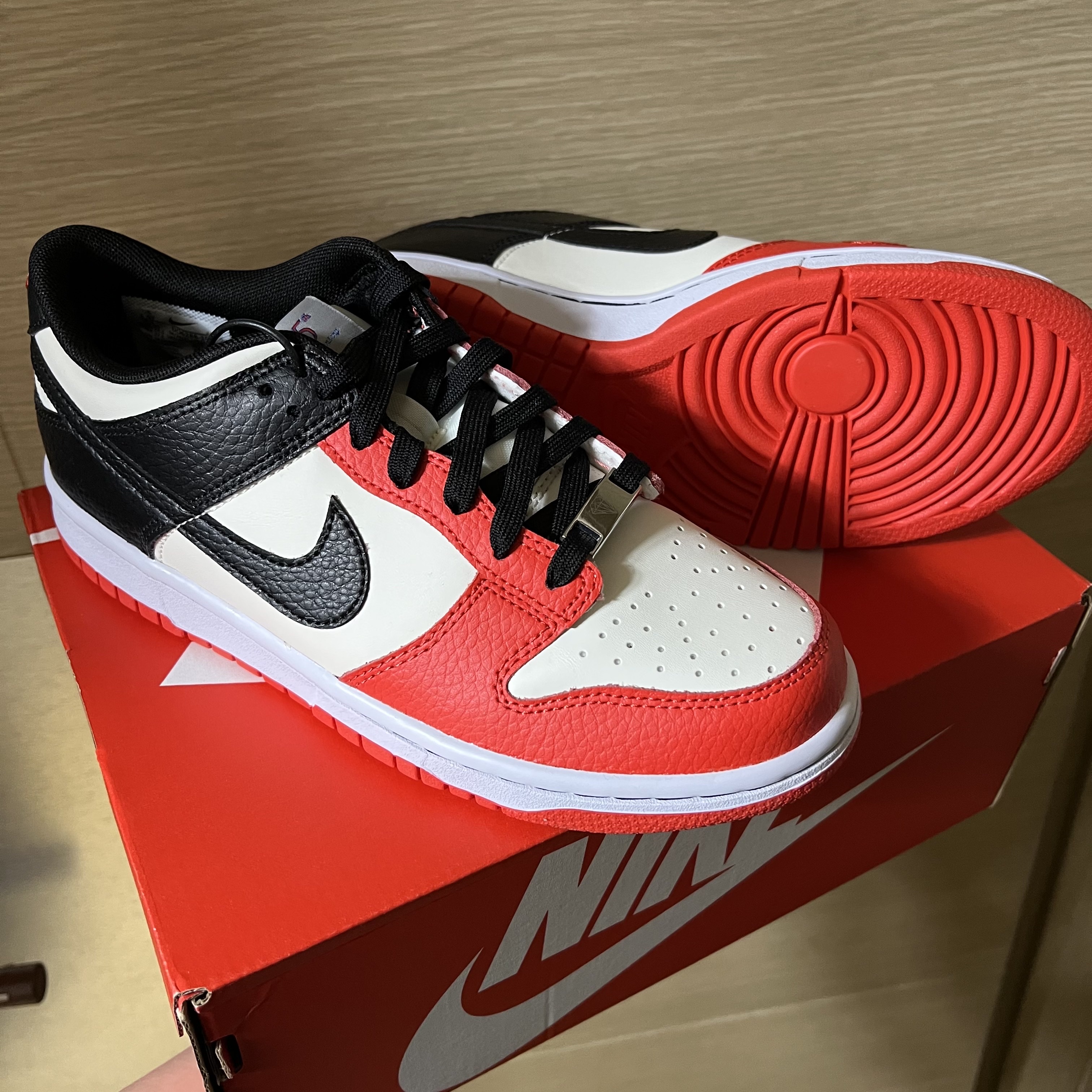 (GS) Nike x NBA Dunk Low Black and Chile Red 착용 스타일