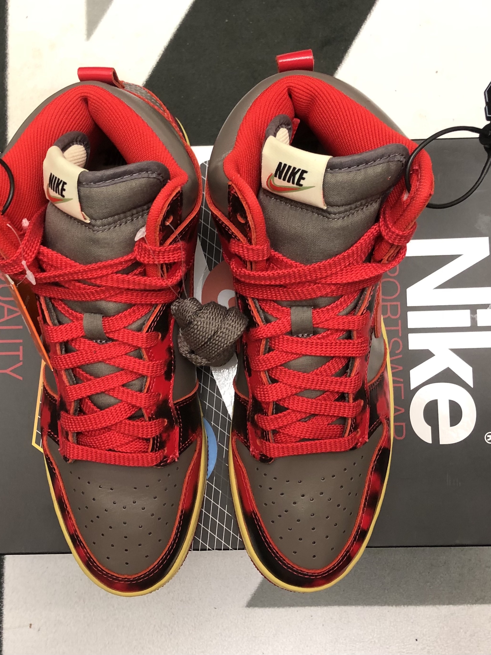 Nike Dunk High 1985 SP Red Acid Wash, Jordan 1 Mid SE Siempre Familia 착용 스타일 - 4