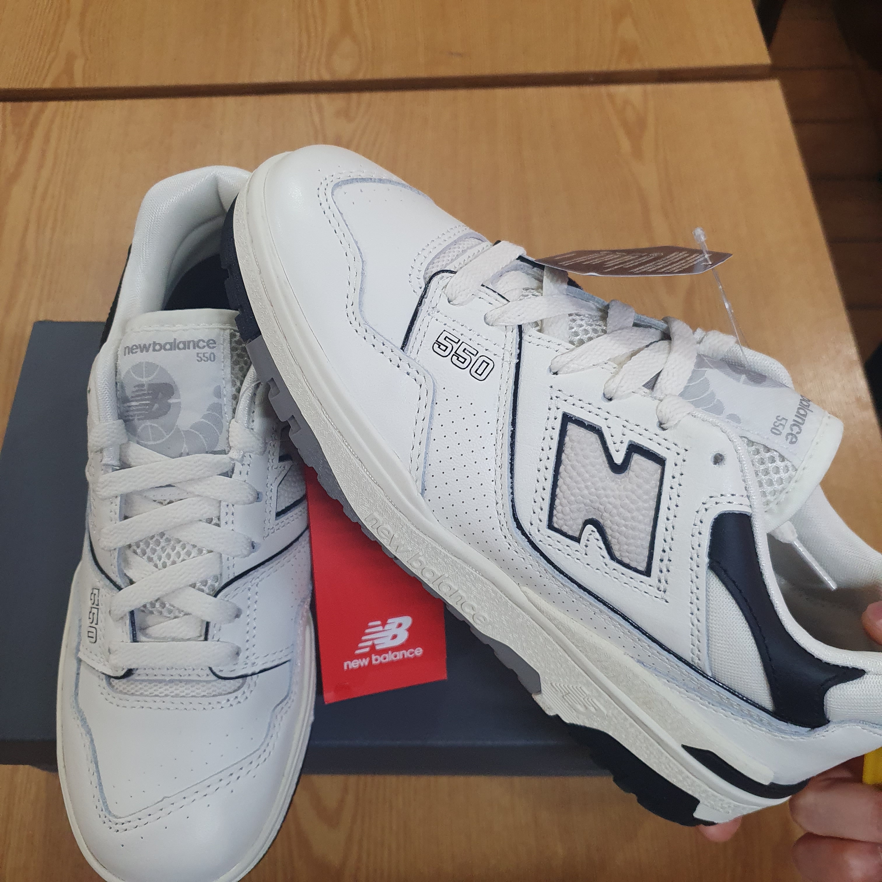 New Balance 550 White Grey - 2E Wide 착용 스타일 - 4
