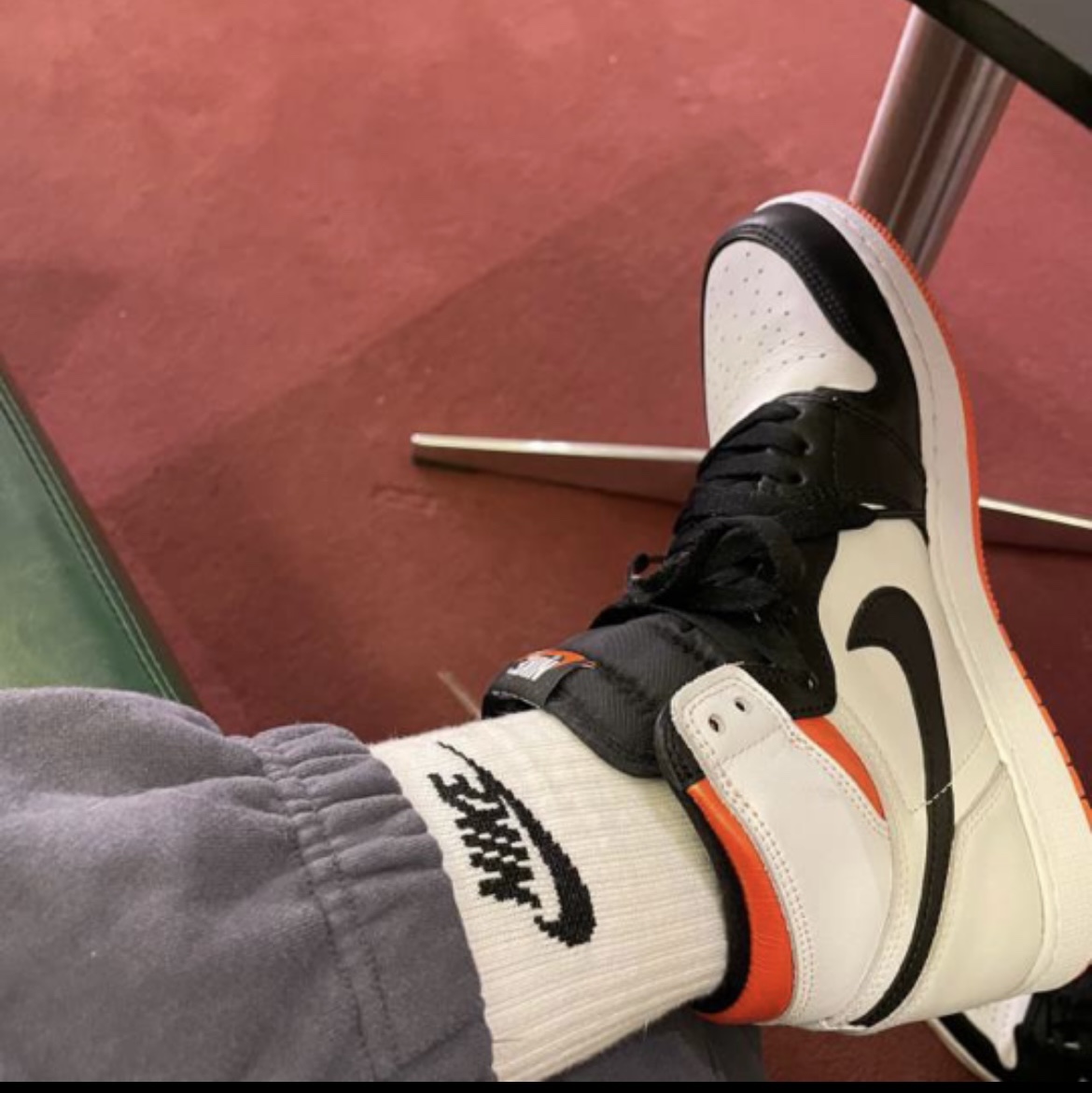 Jordan 1 Retro High OG Electro Orange 착용 스타일 - 1