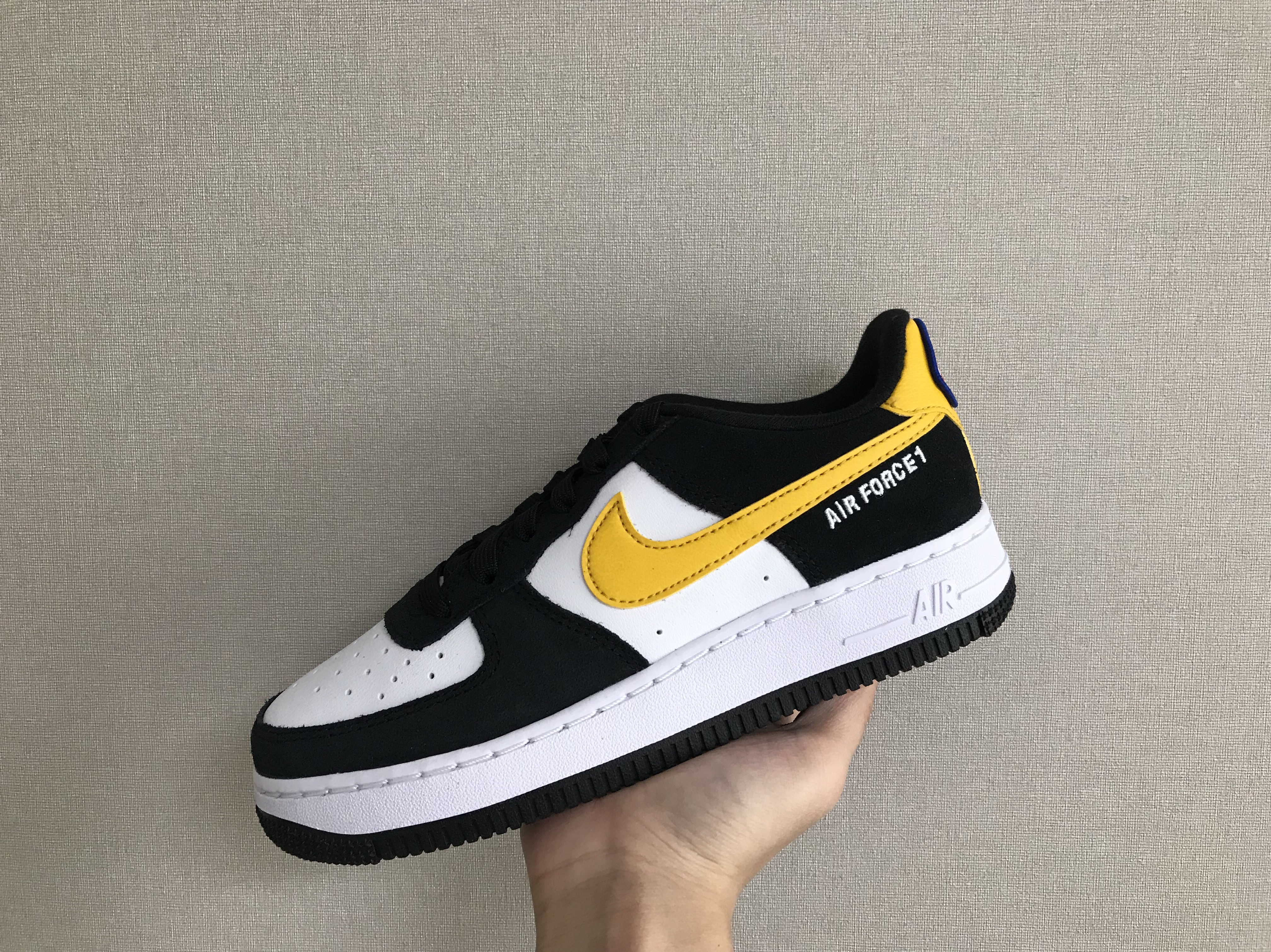 (GS) Nike Air Force 1 LV8 Athletic Club Black Dark Sulfur 착용 스타일