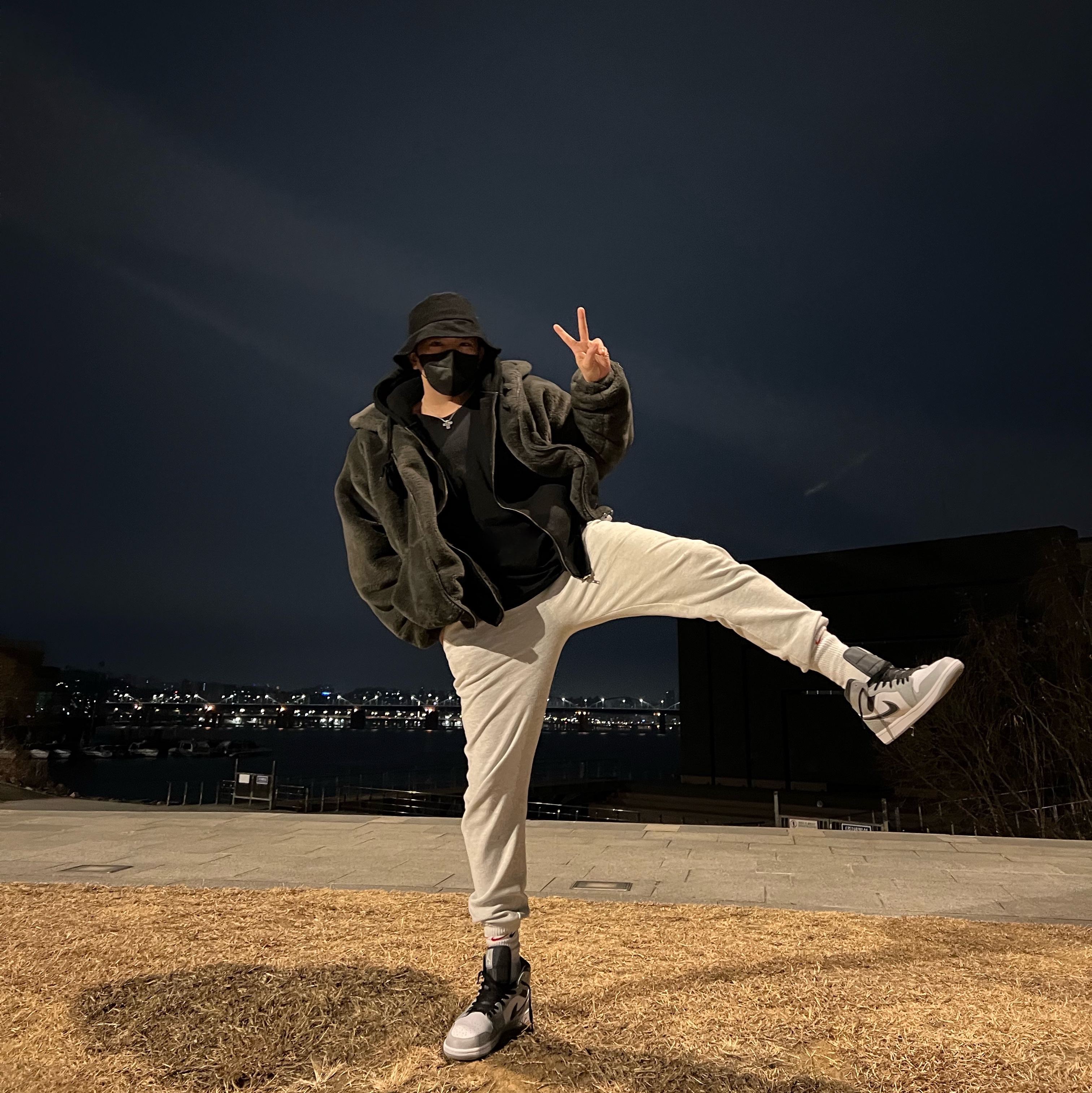 Jordan 1 Mid Light Smoke Grey Anthracite 착용 스타일 - 3
