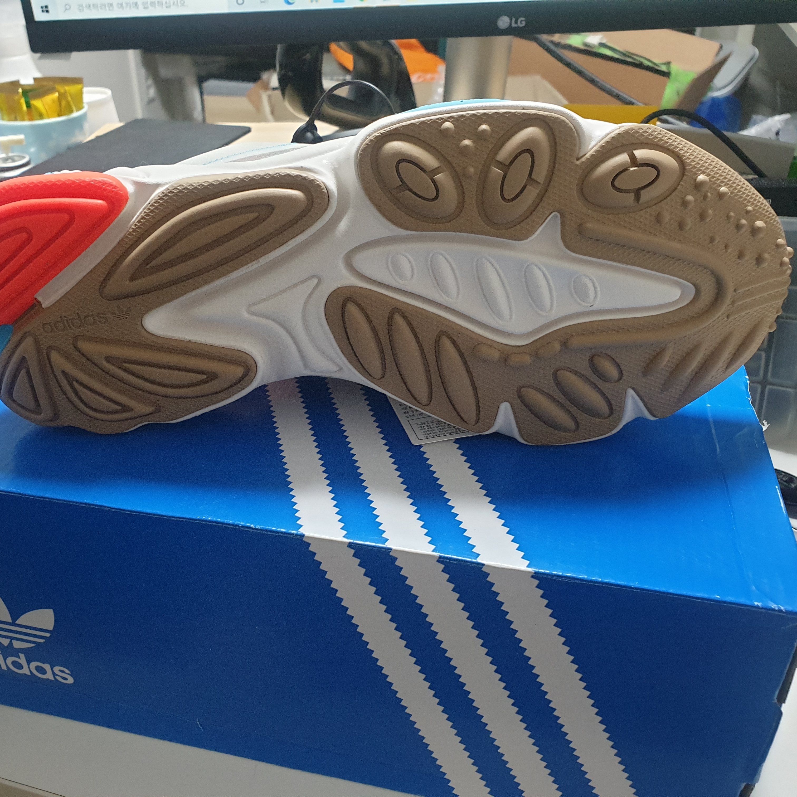 Adidas Ozweego Pure White Bright Cyan Solar Red 착용 스타일 - 2