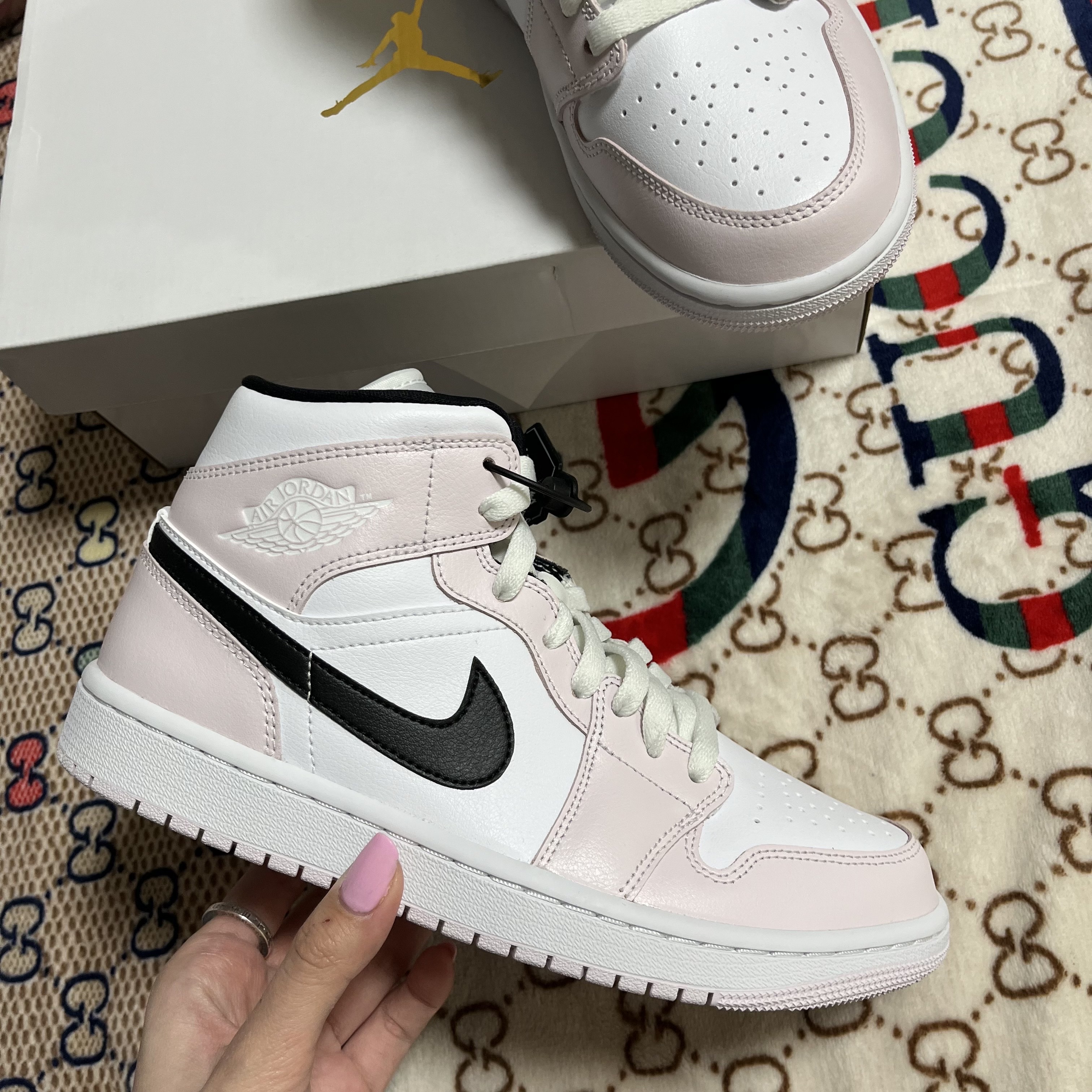 (W) Jordan 1 Mid Barely Rose 착용 스타일 - 1