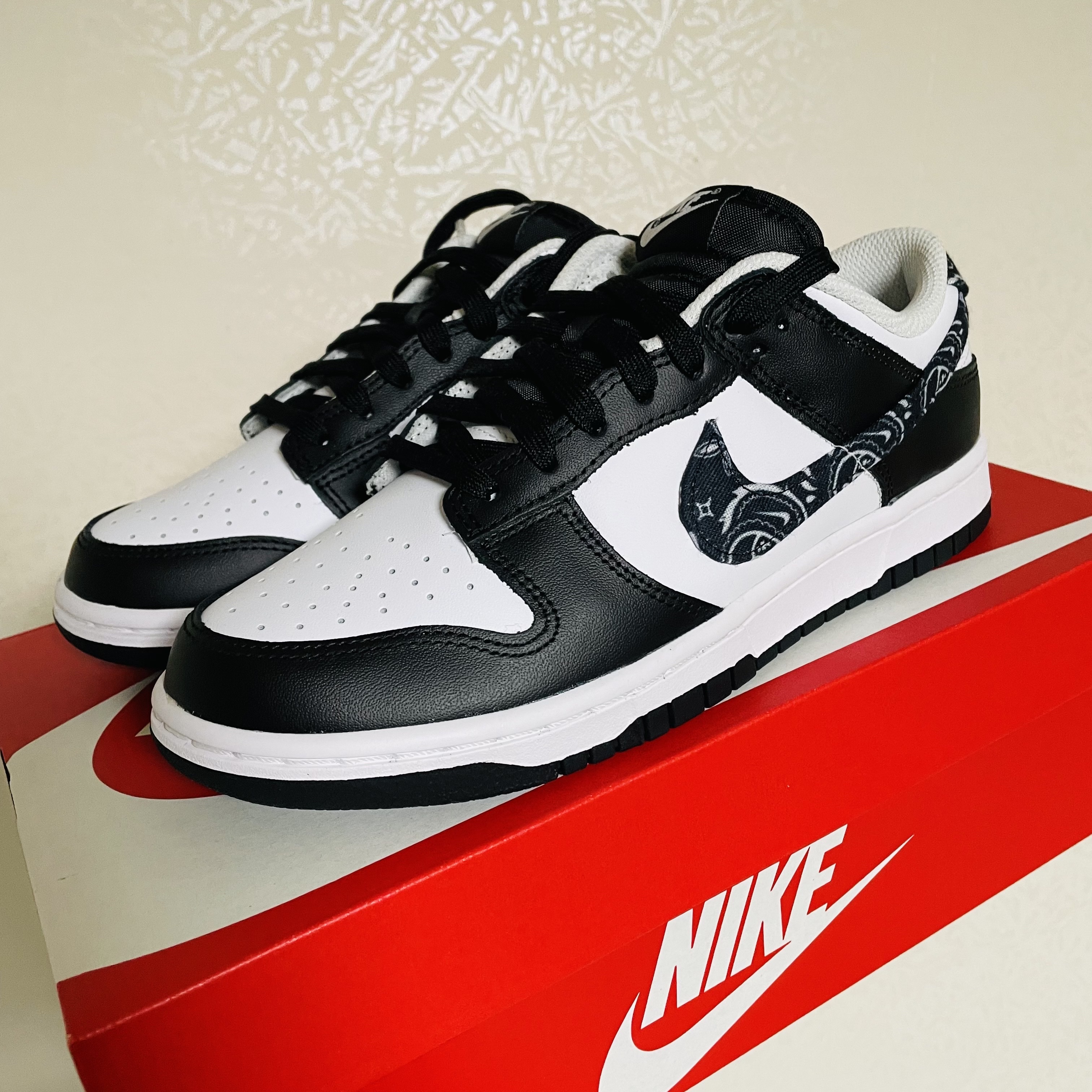 (W) Nike Dunk Low Essential Black Paisley 착용 스타일 - 1