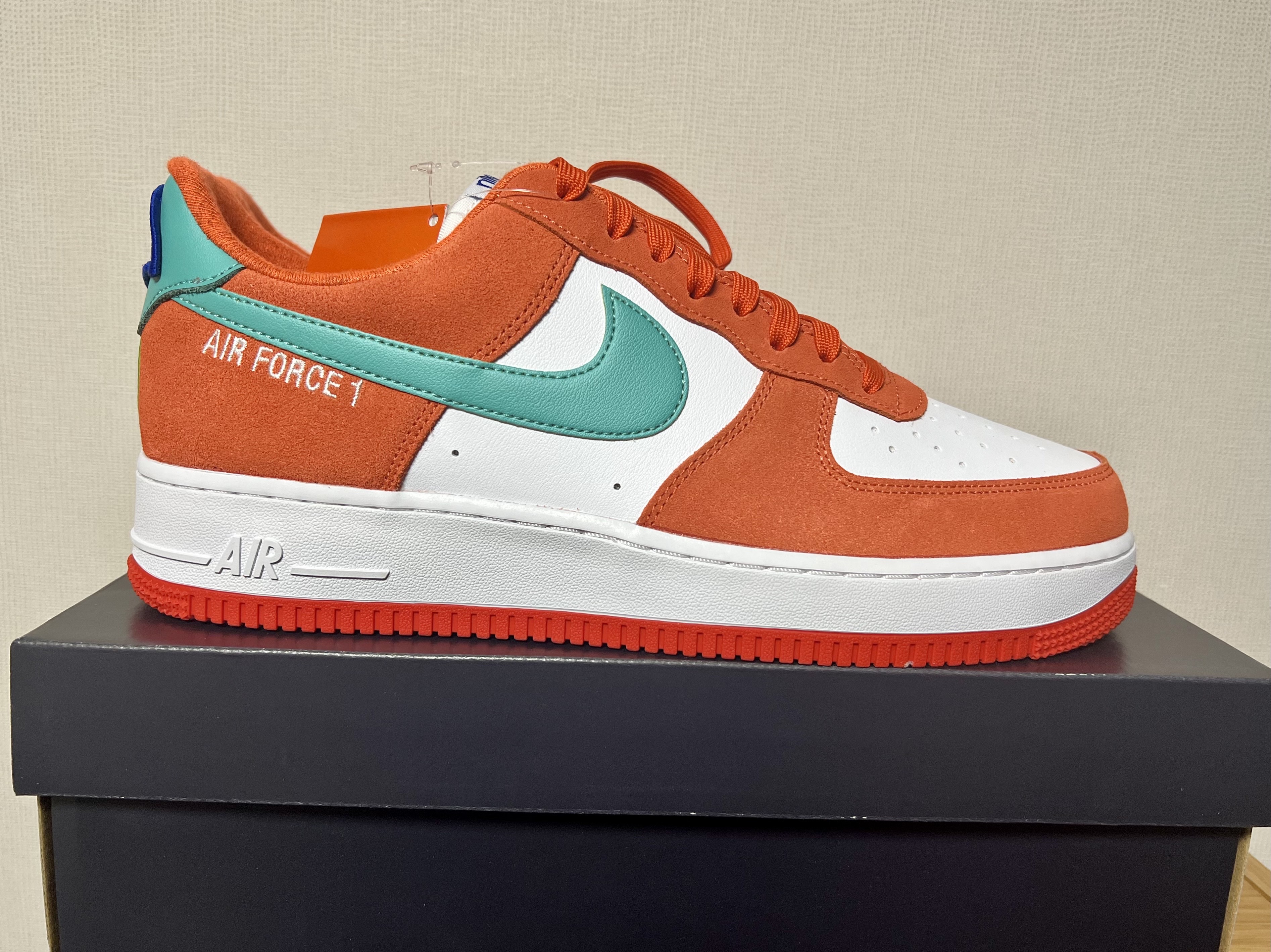 Nike Air Force 1 '07 LV8 Athletic Club Rush Orange Washed Teal 착용 스타일 - 2